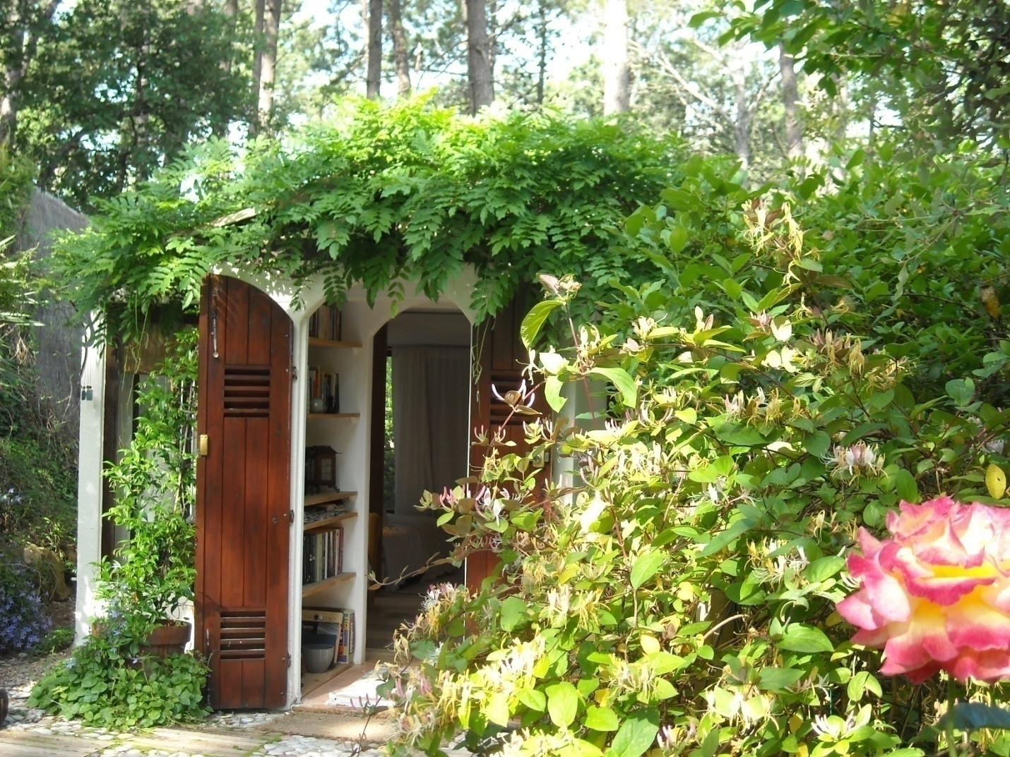 Cabanon des Glycines with garden & pool