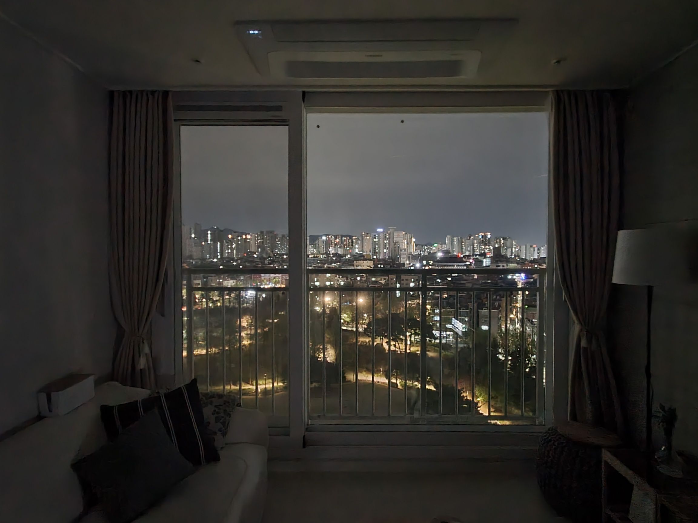 ☆Awesome house 
1 minute away from☆ Yeongdeungpo Station, 2 rooms, beautiful view restaurants♡, Netflix
