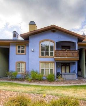 Cozy 2 bdrm Ski in/out close to village w/ hot tub