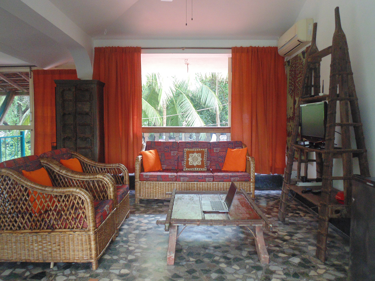 L'Azur Studio Apartment, Vagator Beach.