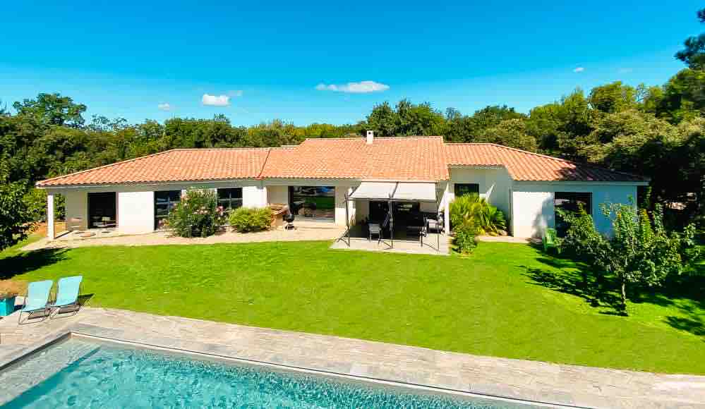Contemporary villa with 18m pool