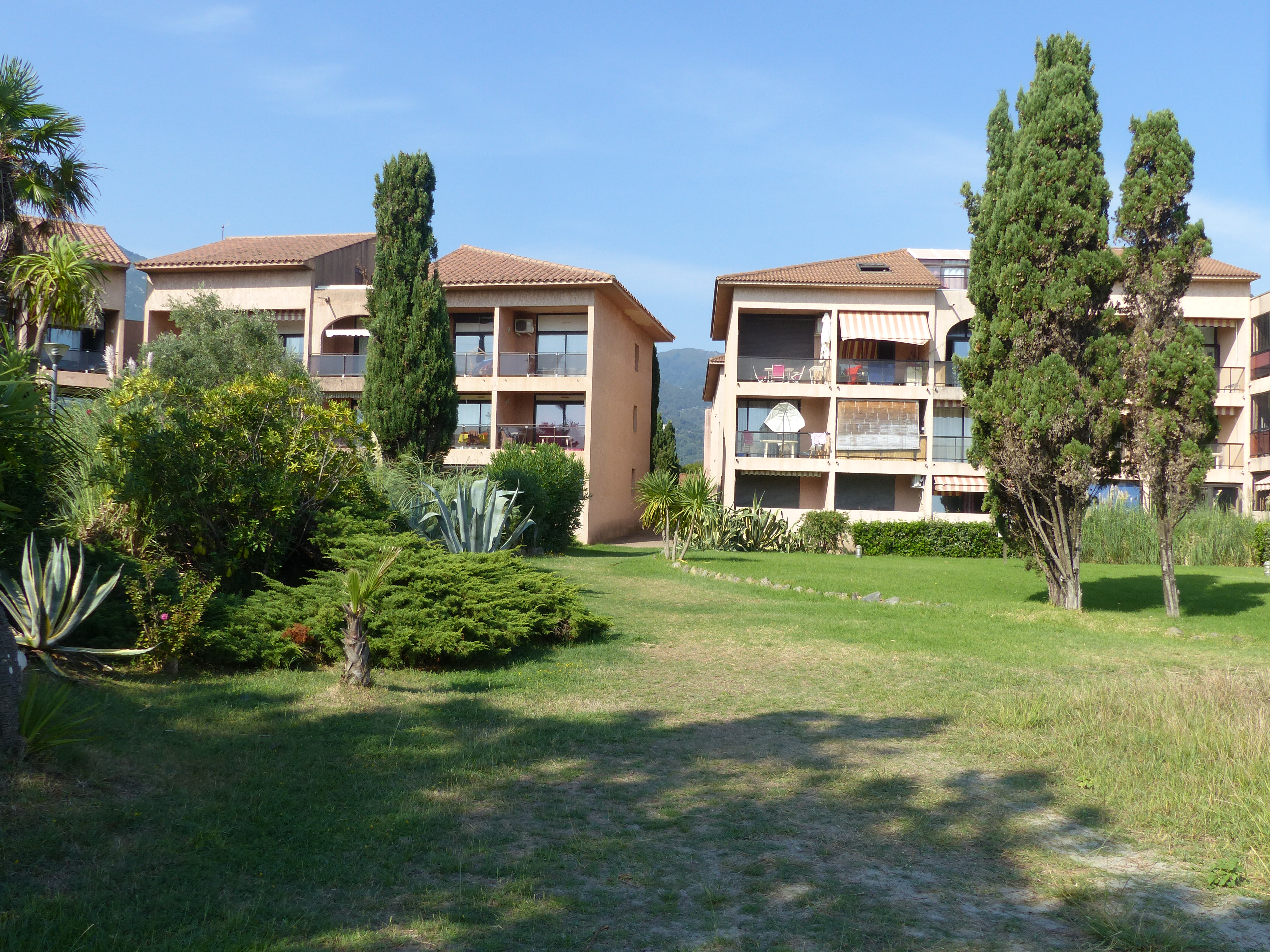 Residence apartment with swimming pool restaurant and beach