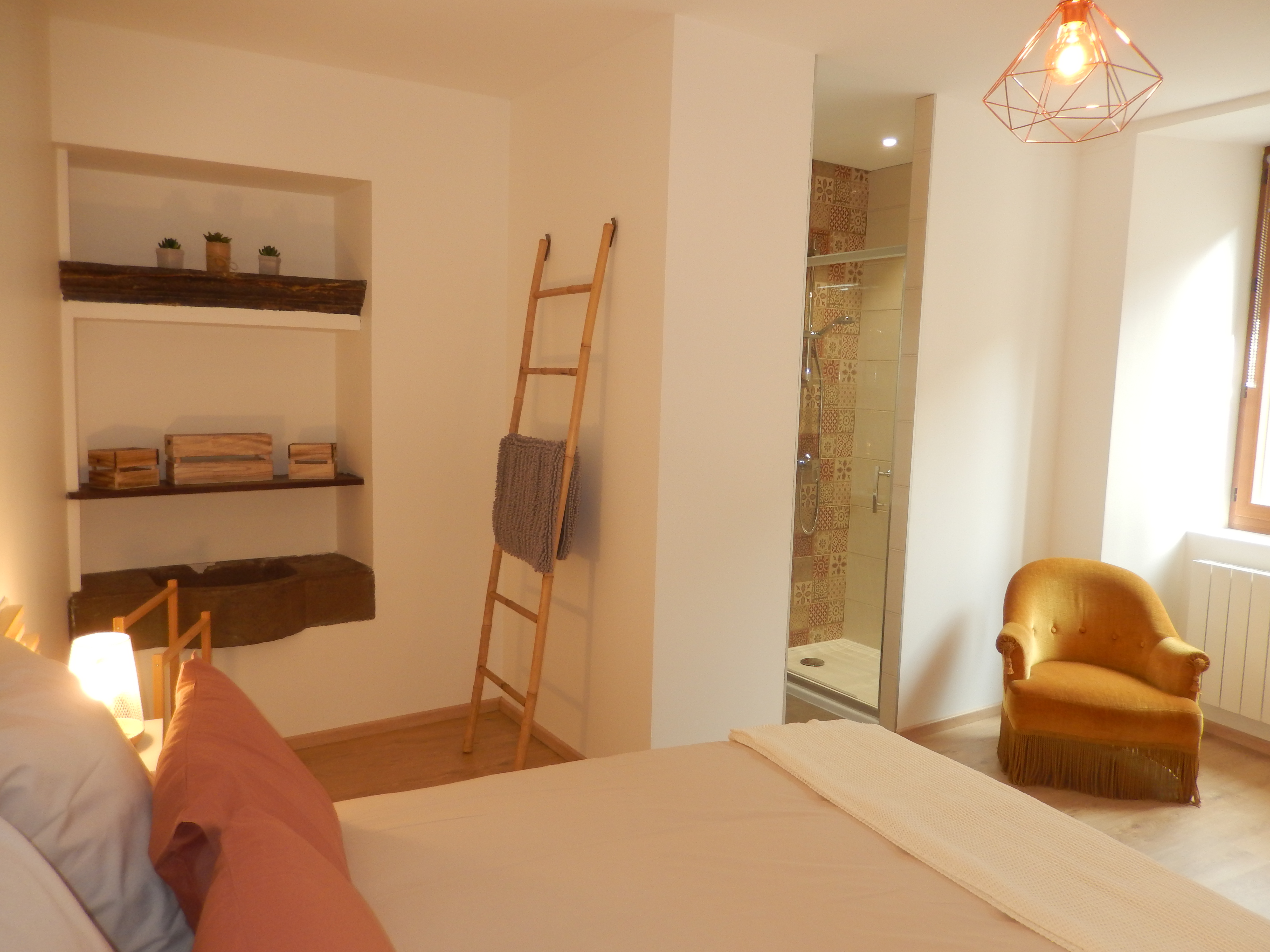 Renovated 10-person house in authentic street
