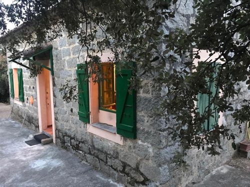 Winemaker's house between sea and mountain