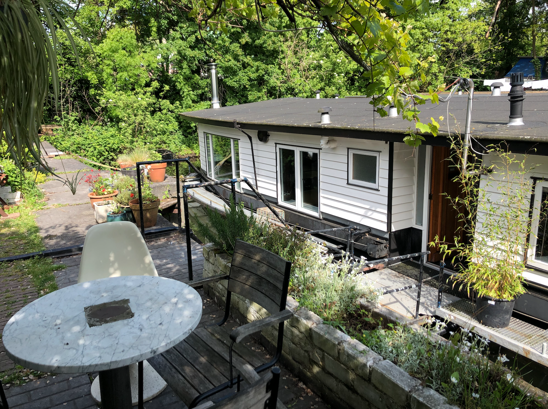 Houseboat by int. designer 5min from city centre — Amsterdam stay