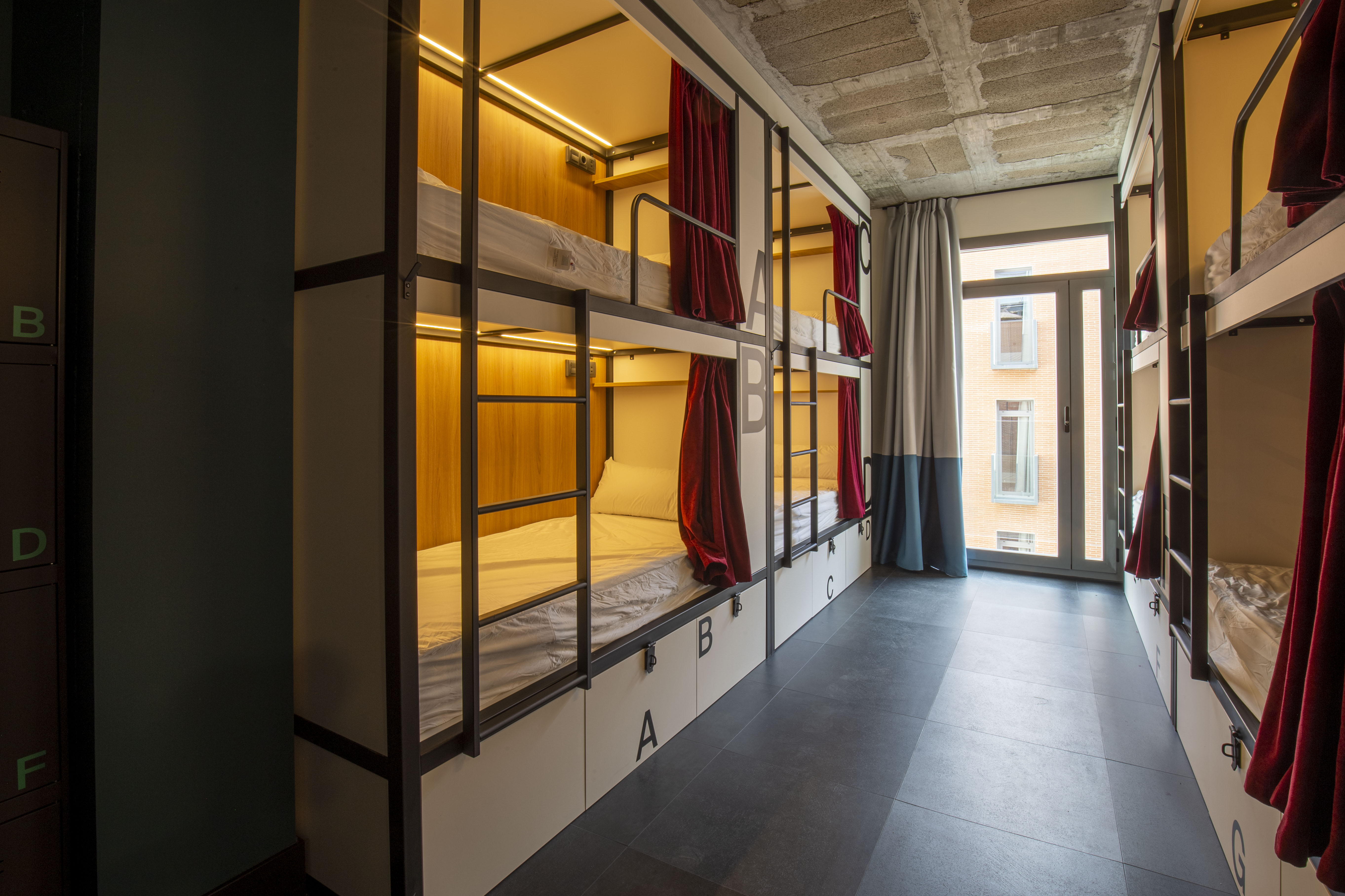 Cama en dormitorio compartido de 8 mixto