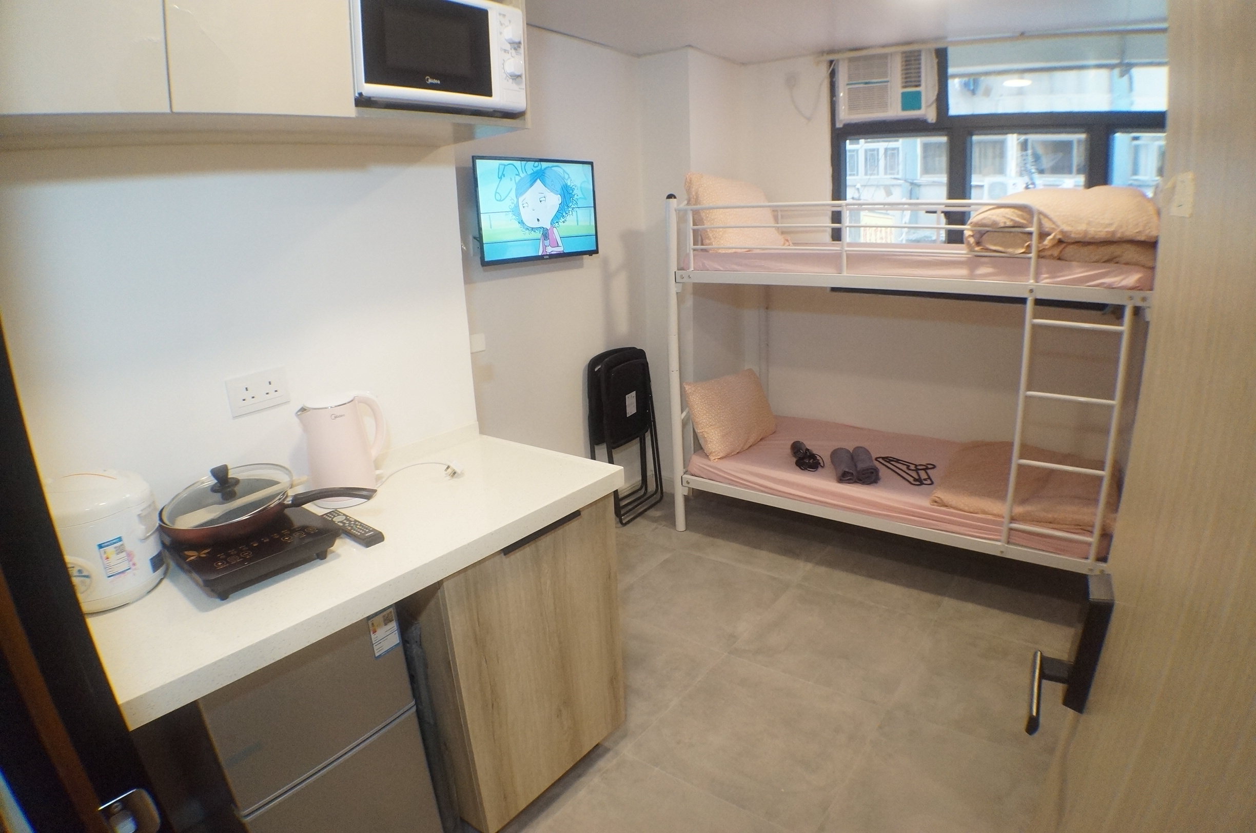 Downtown Sleeps 4 Studio APT MK2 MTR downstairs!