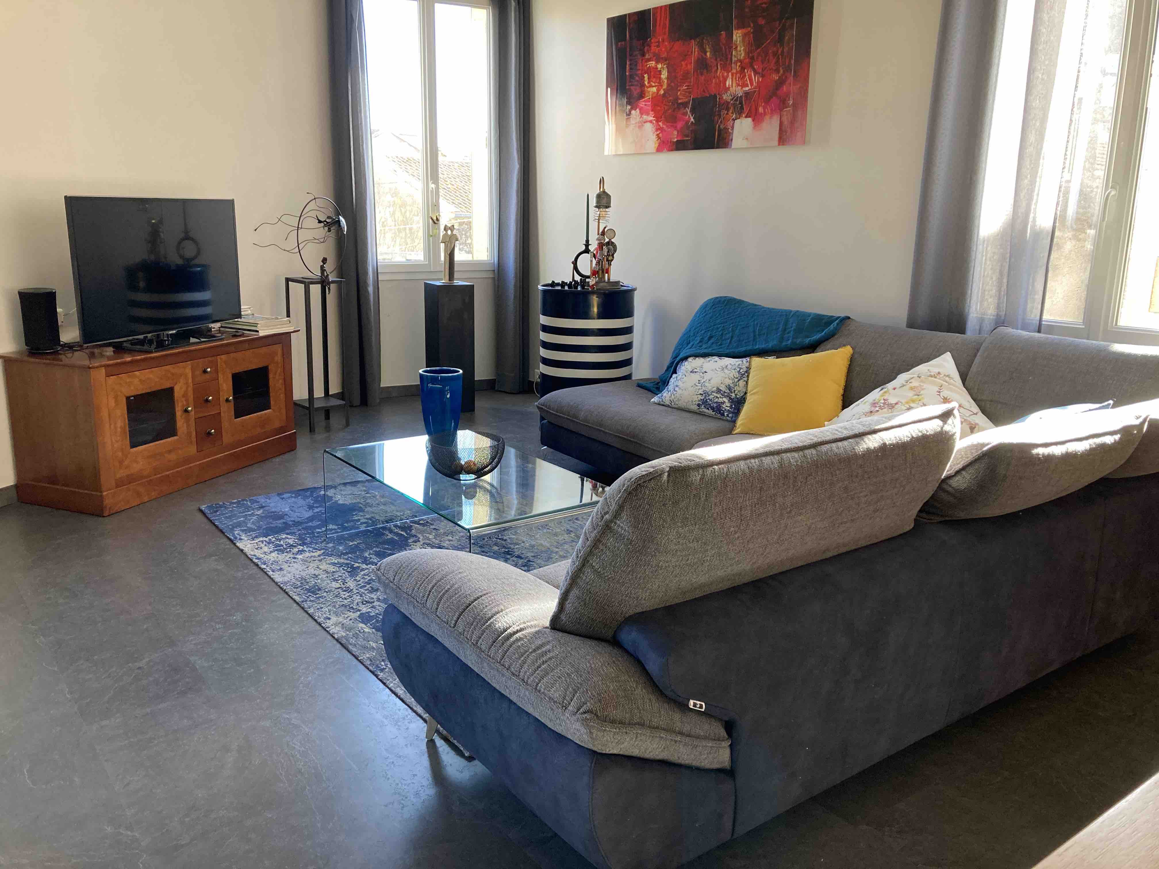 Beautiful apartment in village 10 mins from Avignon