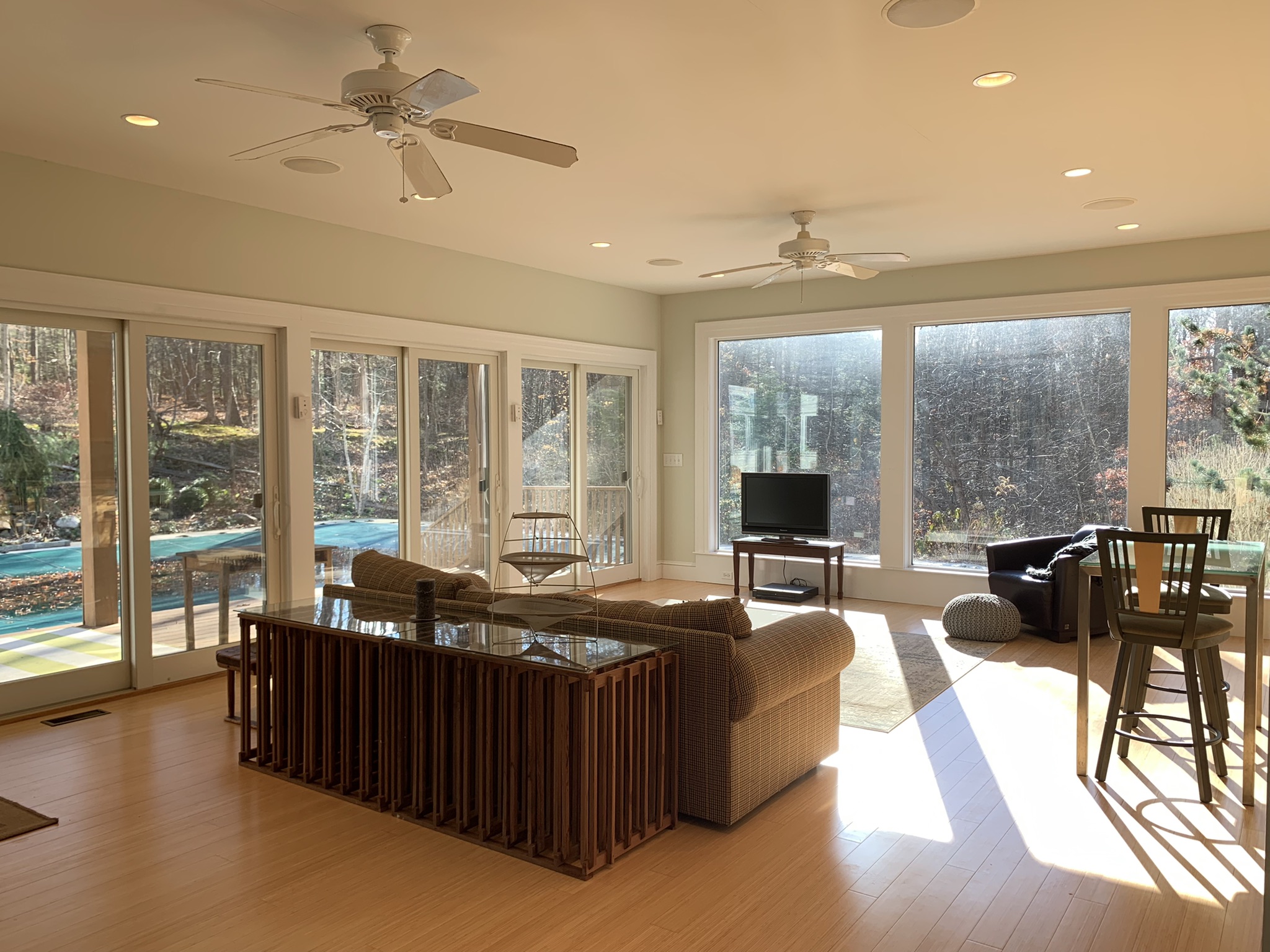 Modern Country Cottage - Walking Distance to Train