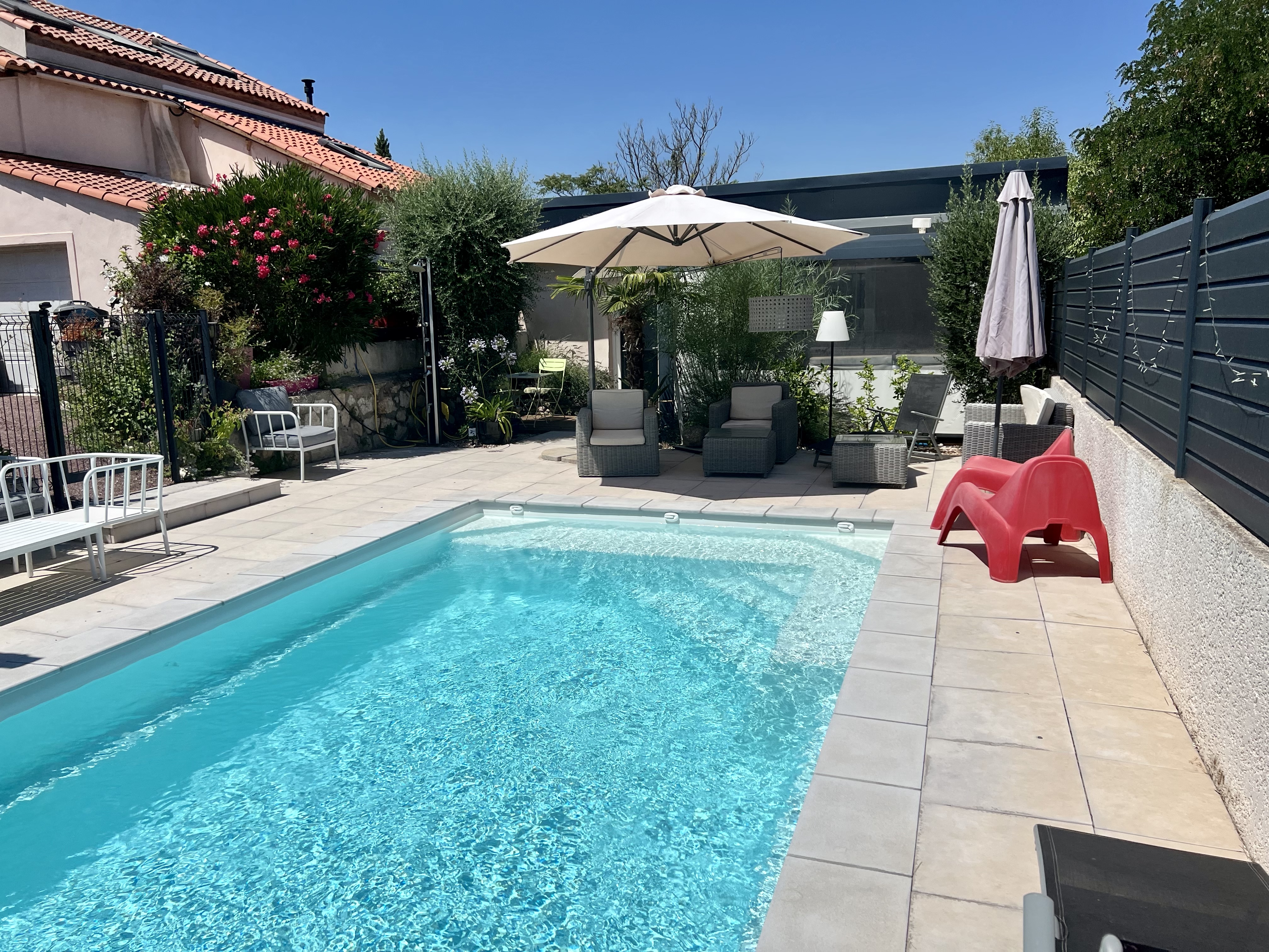 Quiet T1, pool access & possibility Jacuzzi