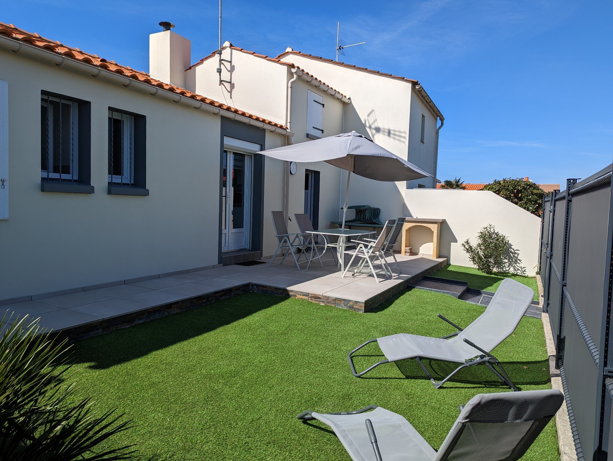 Cross of Life side house with private parking