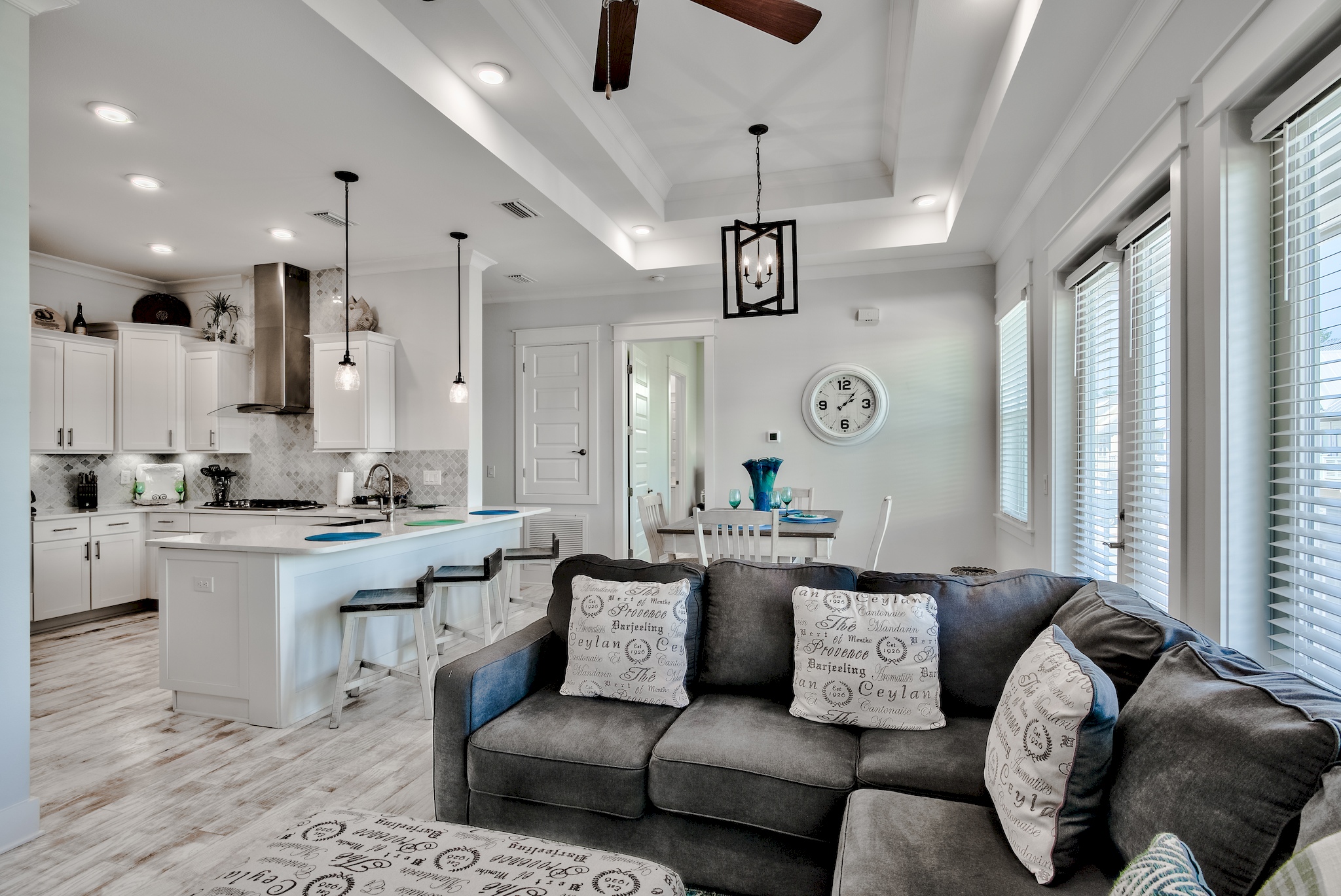 Pristine 2 bedroom townhouse/Heated Pool & 4 Bikes
