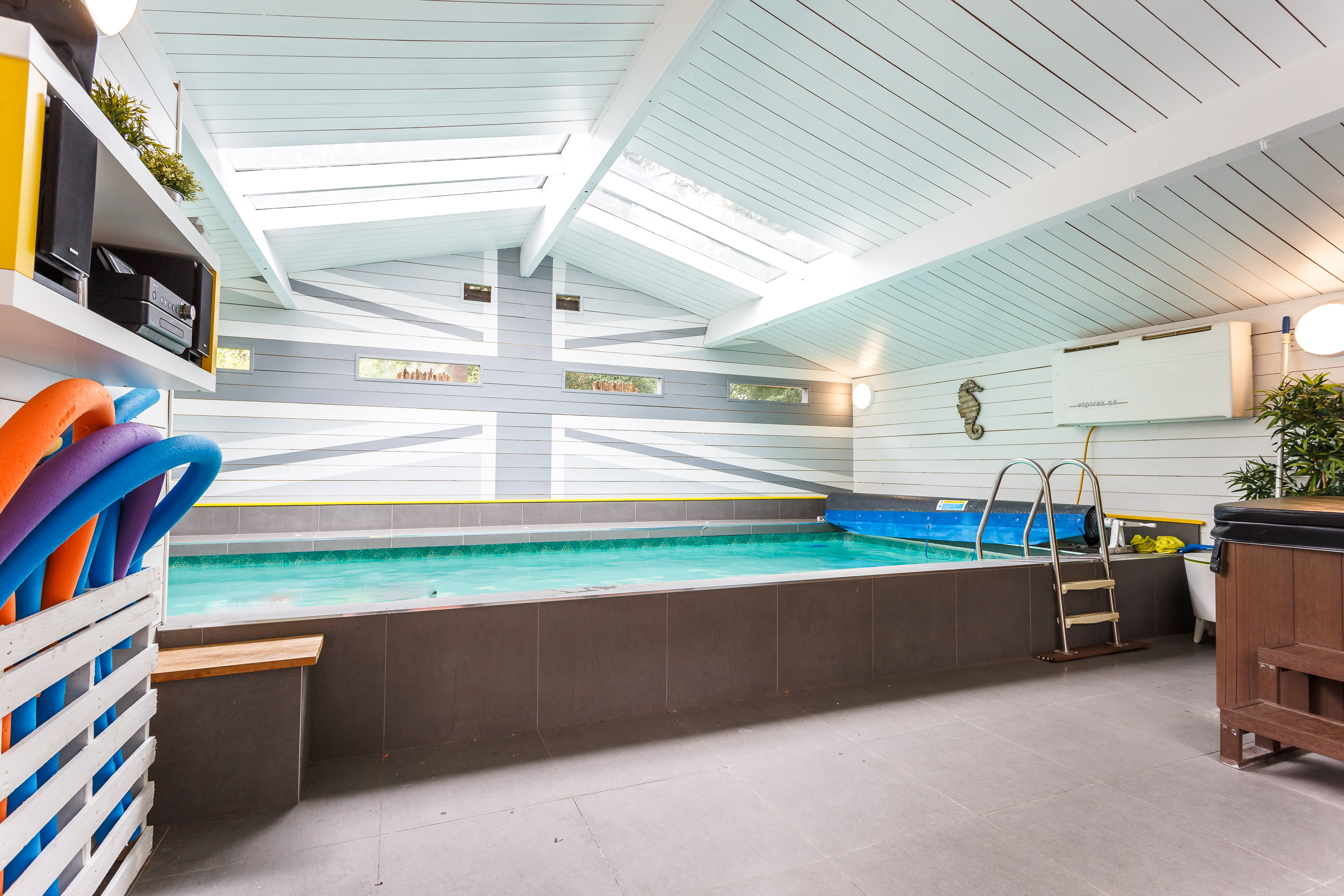 Luxury W. London 6 bedroom + heated swimming pool! Houses for Rent in