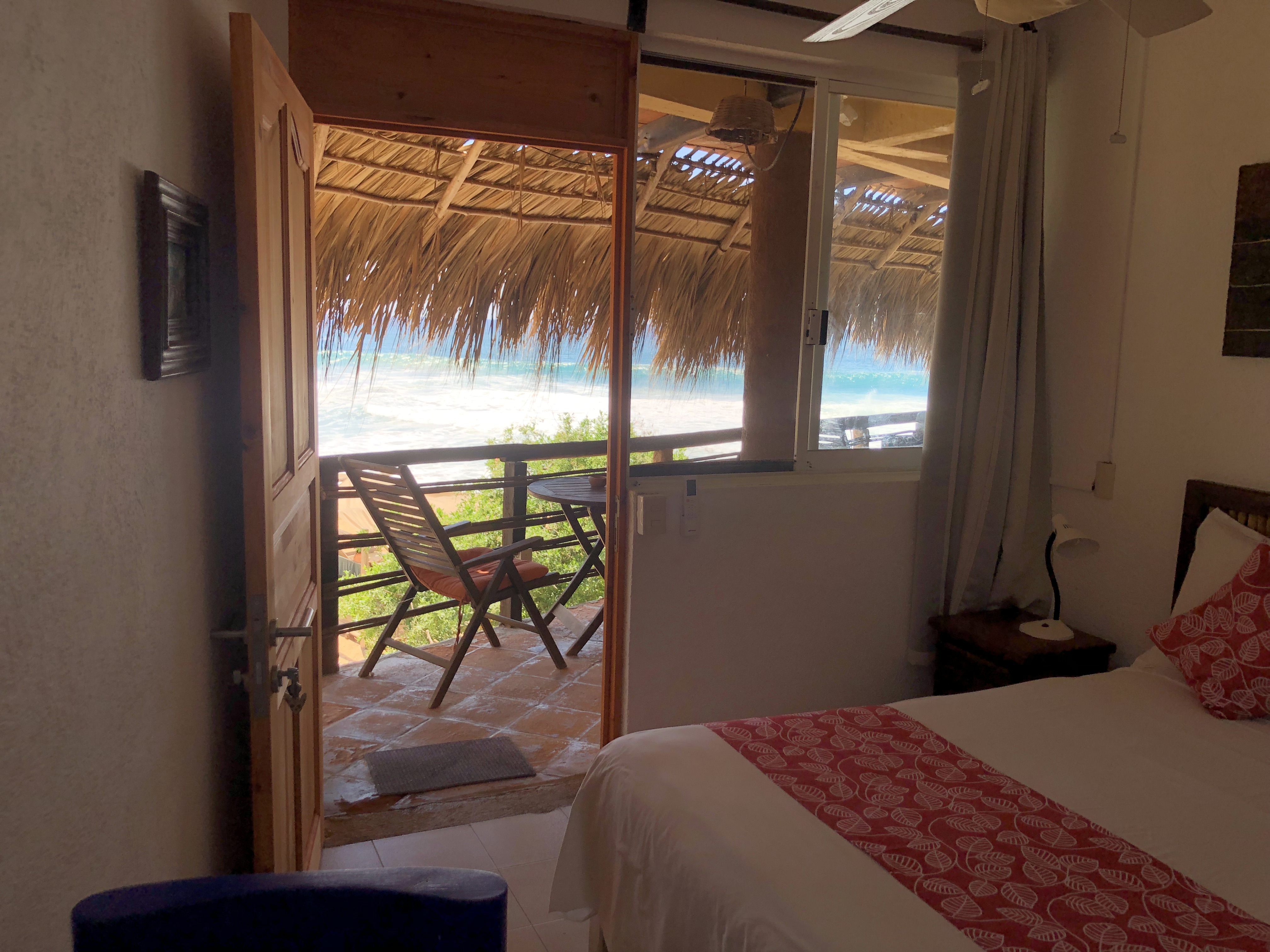 Room with a kitchenette on the front of the sea in La Mora