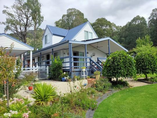 Falls Cottage cosy hideaway, Spring special