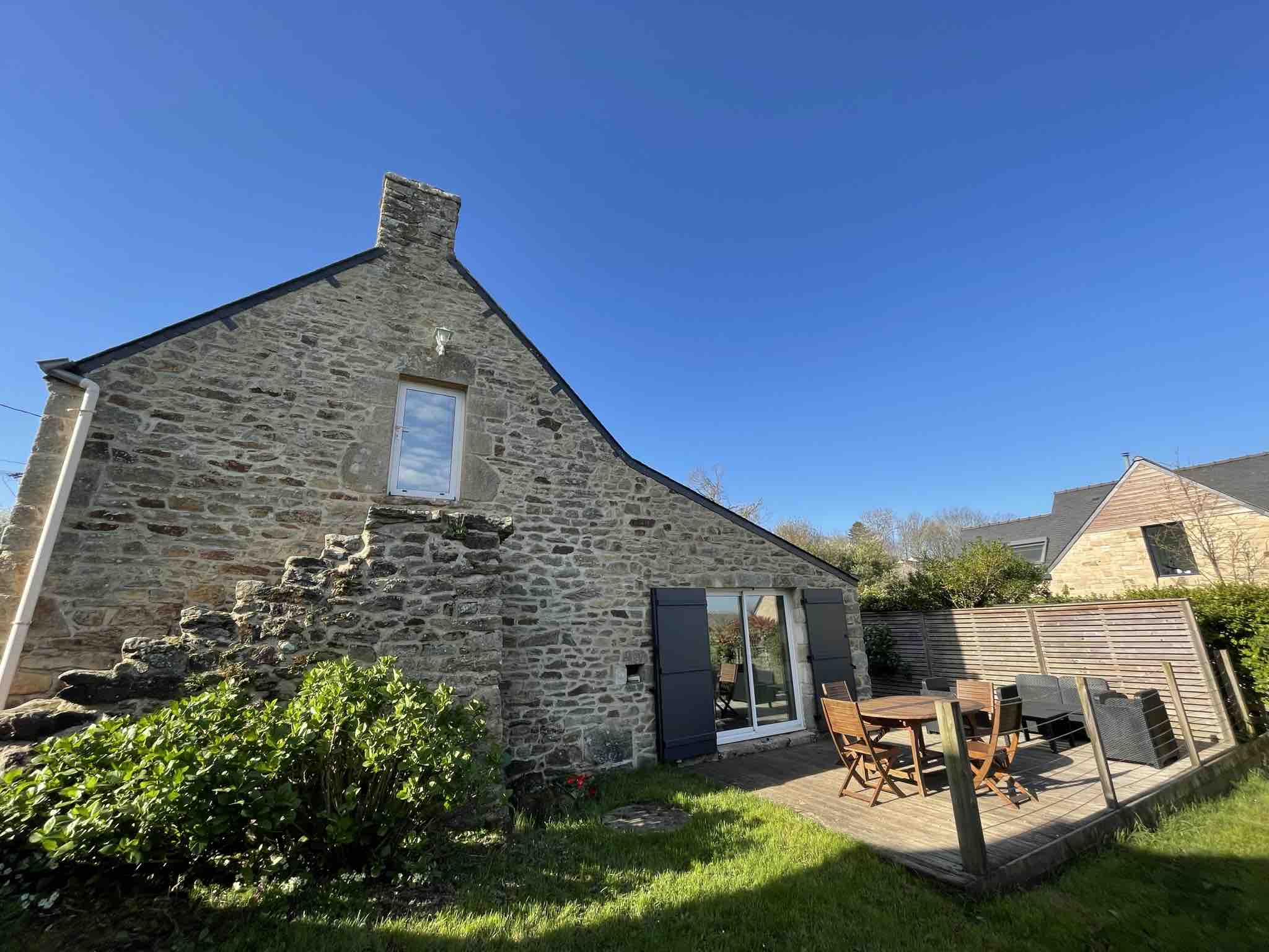 A stone's throw from the golf course, charming renovated house.