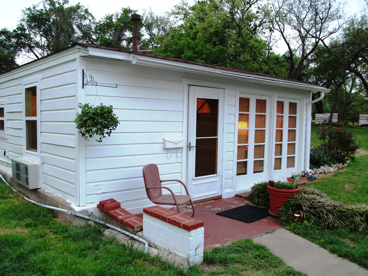 Life's Better in a Guesthouse by the Lake! in District 7, Fort Worth