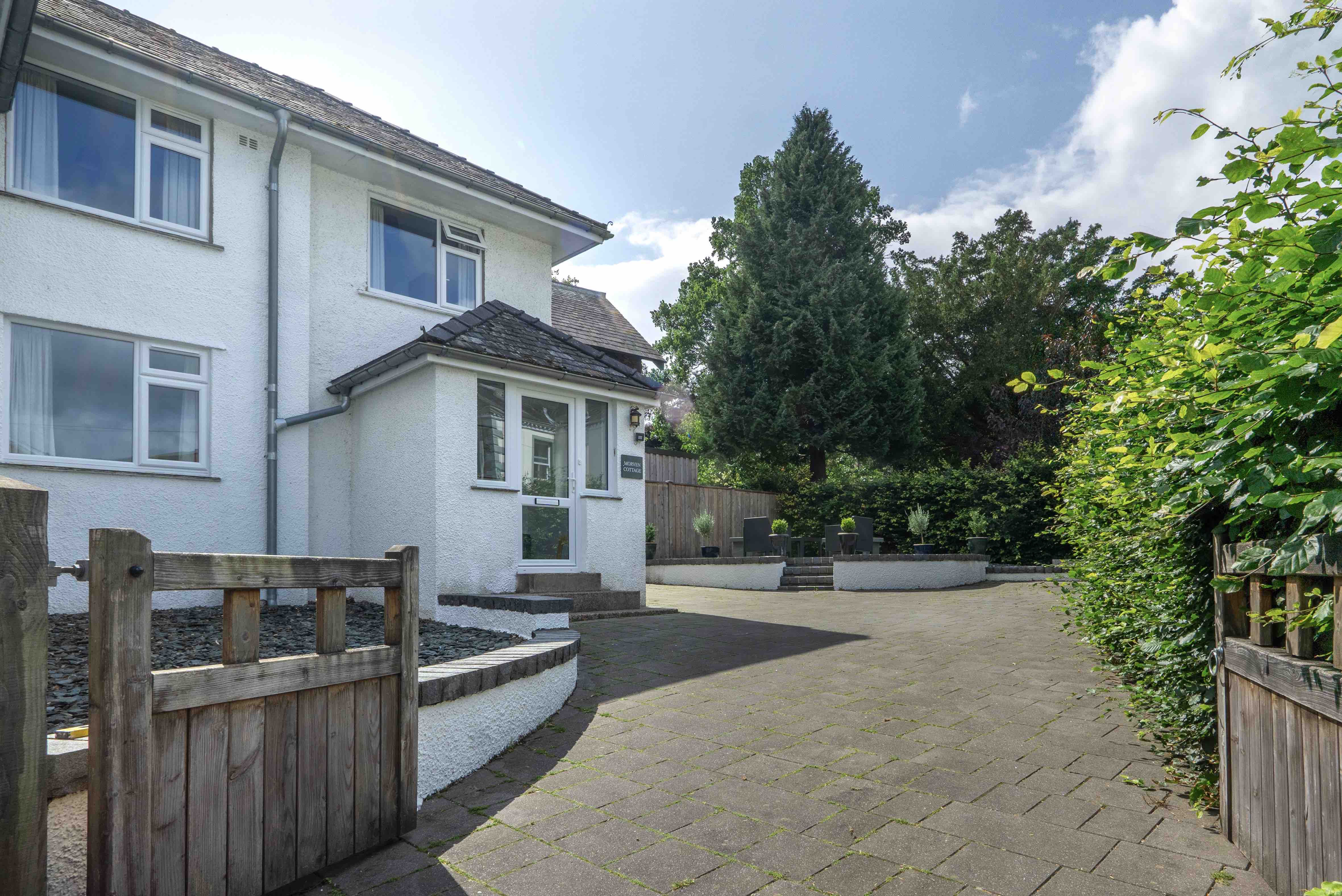 Morven Cottage with private parking and patio