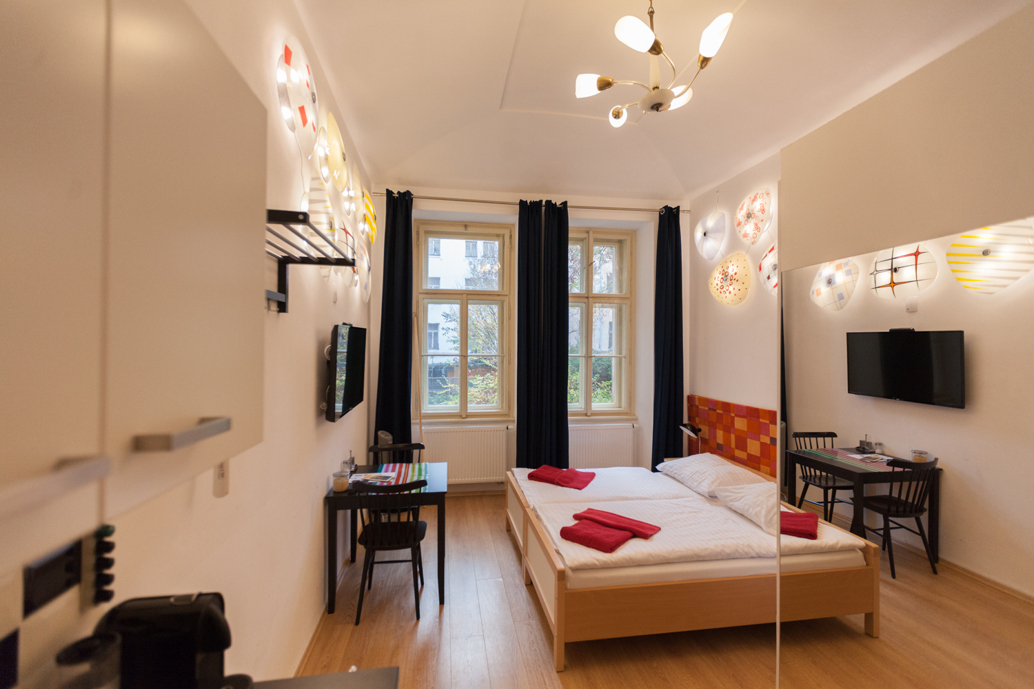 [5] Two flexible twin beds /kitchenette /bathroom