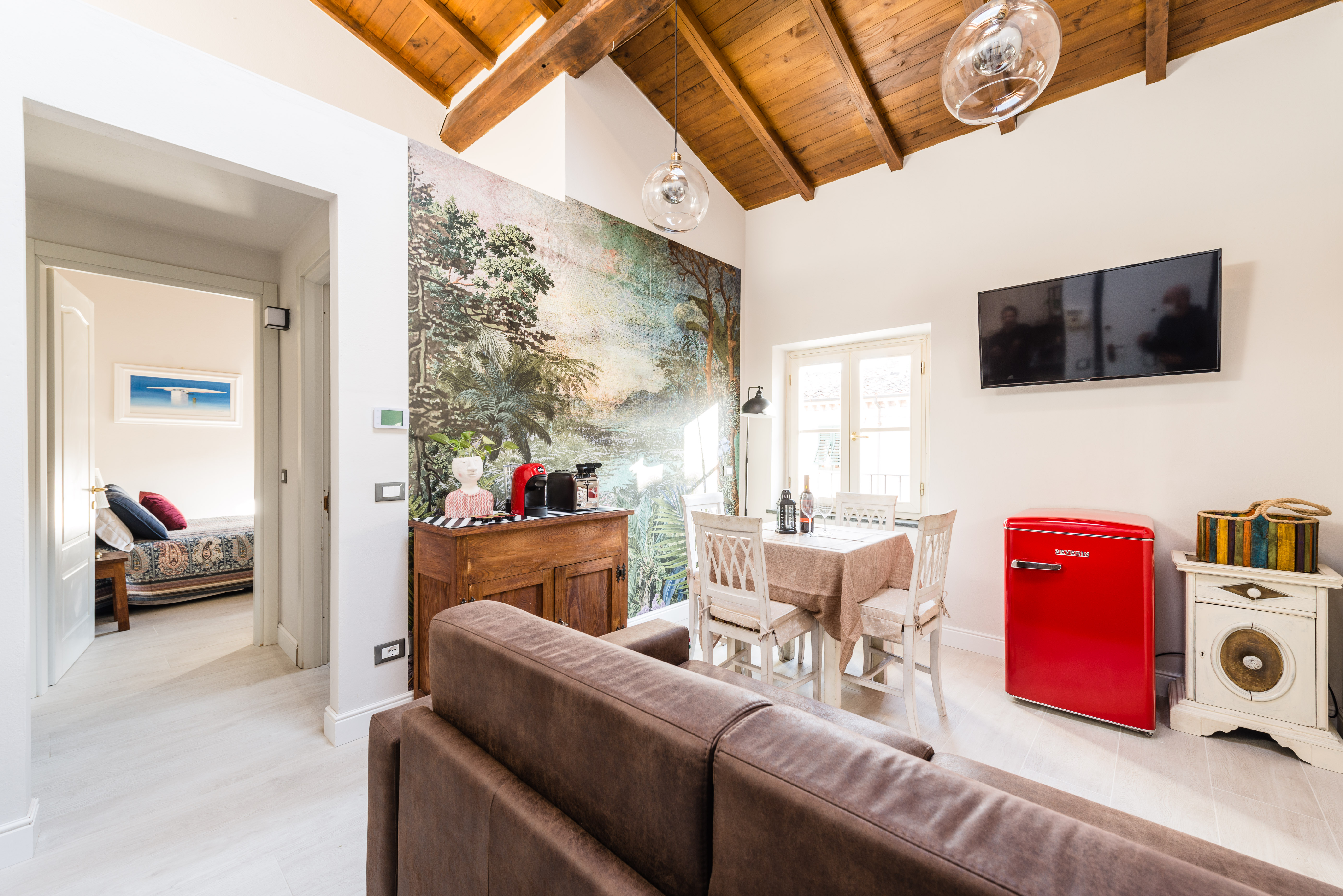 Mirrors: chic 100m from downtown, AirCo