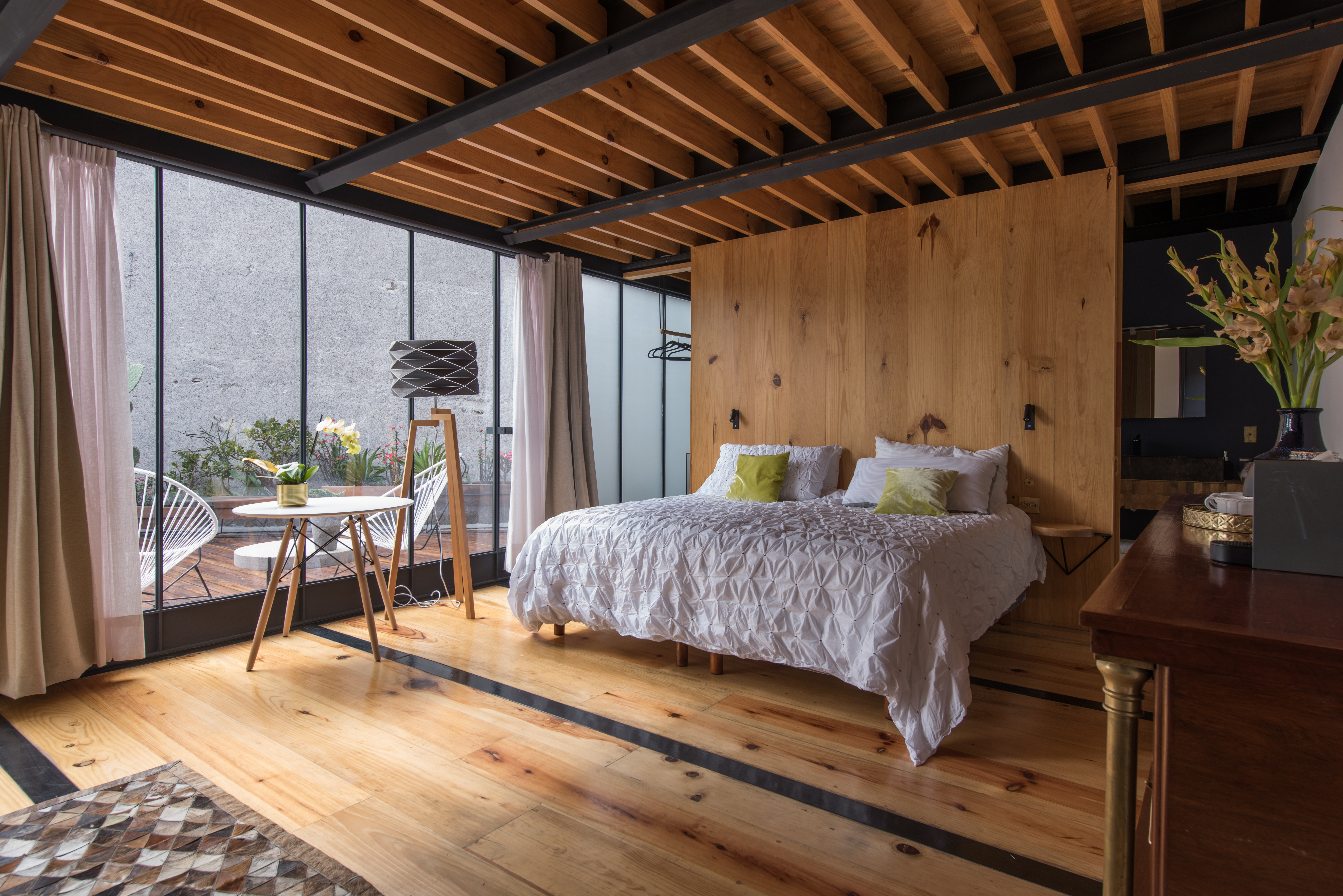 Amplia habitación contemporánea y cómoda terraza