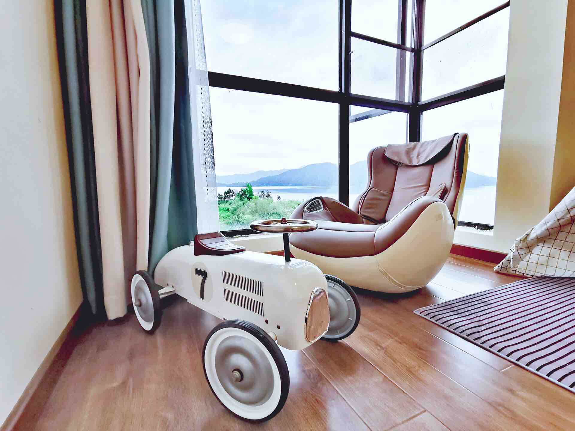 Airbnb爱彼迎 湖景 童趣屋 家庭房带投影 按摩椅 一品 云居 住5人黄山太平湖