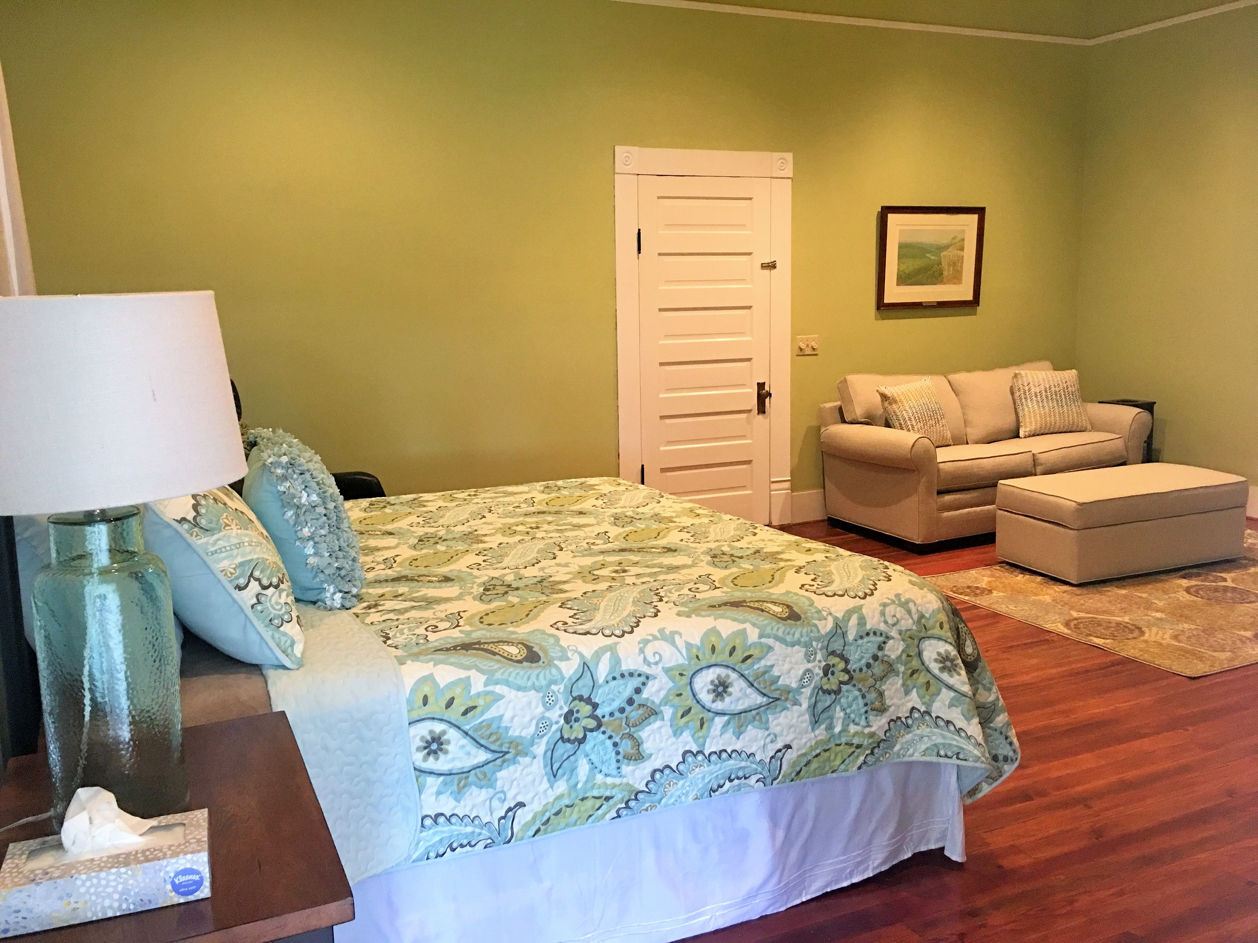 Hummingbird 1BR/1BA NearTroy Kitchen/LivingRoom