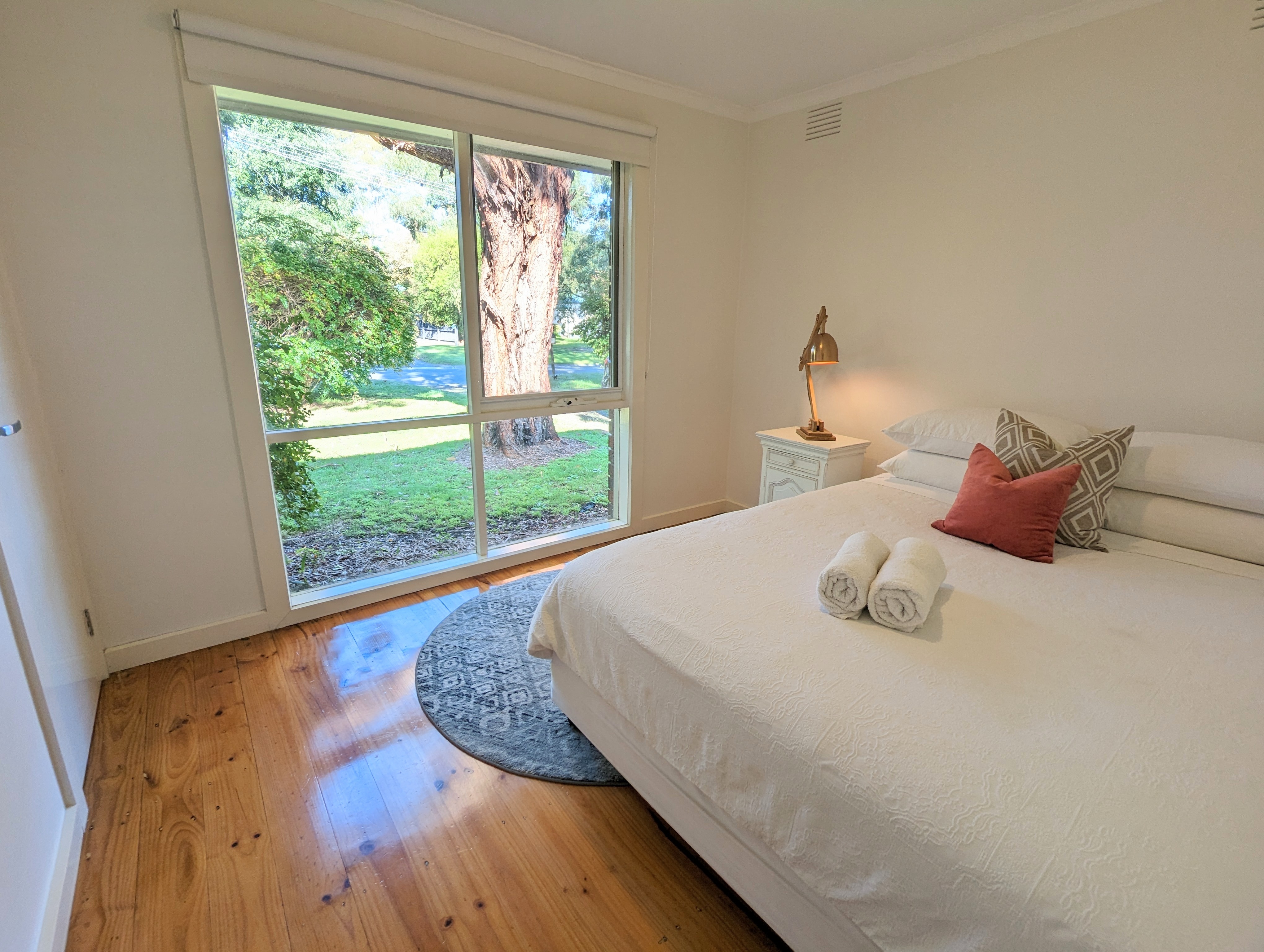 Sandy's Retreat- wineries, sanctuary, pets,main st