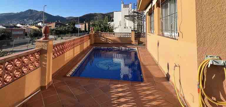 Cheerful villa with pool and garden