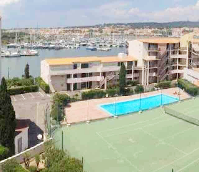 Beautiful apartment with sea views, port and pool.