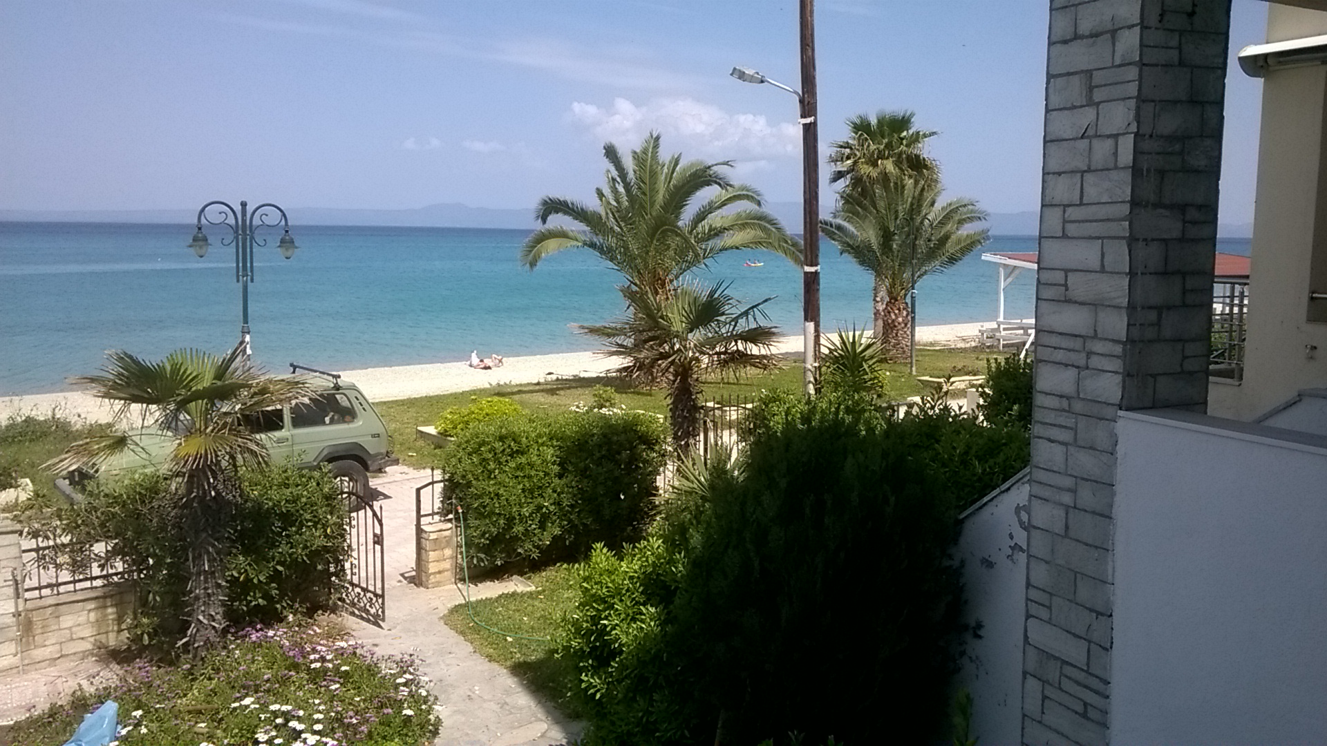 Sea front cozy maisonette in Pefkohori.