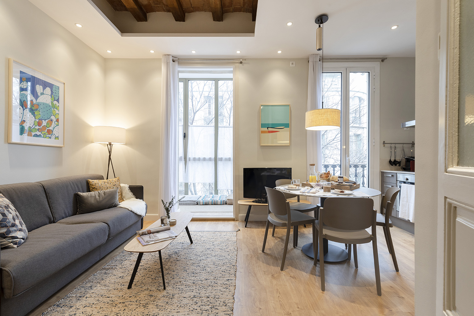 Spacious & Stylish Apartment in Central Barcelona