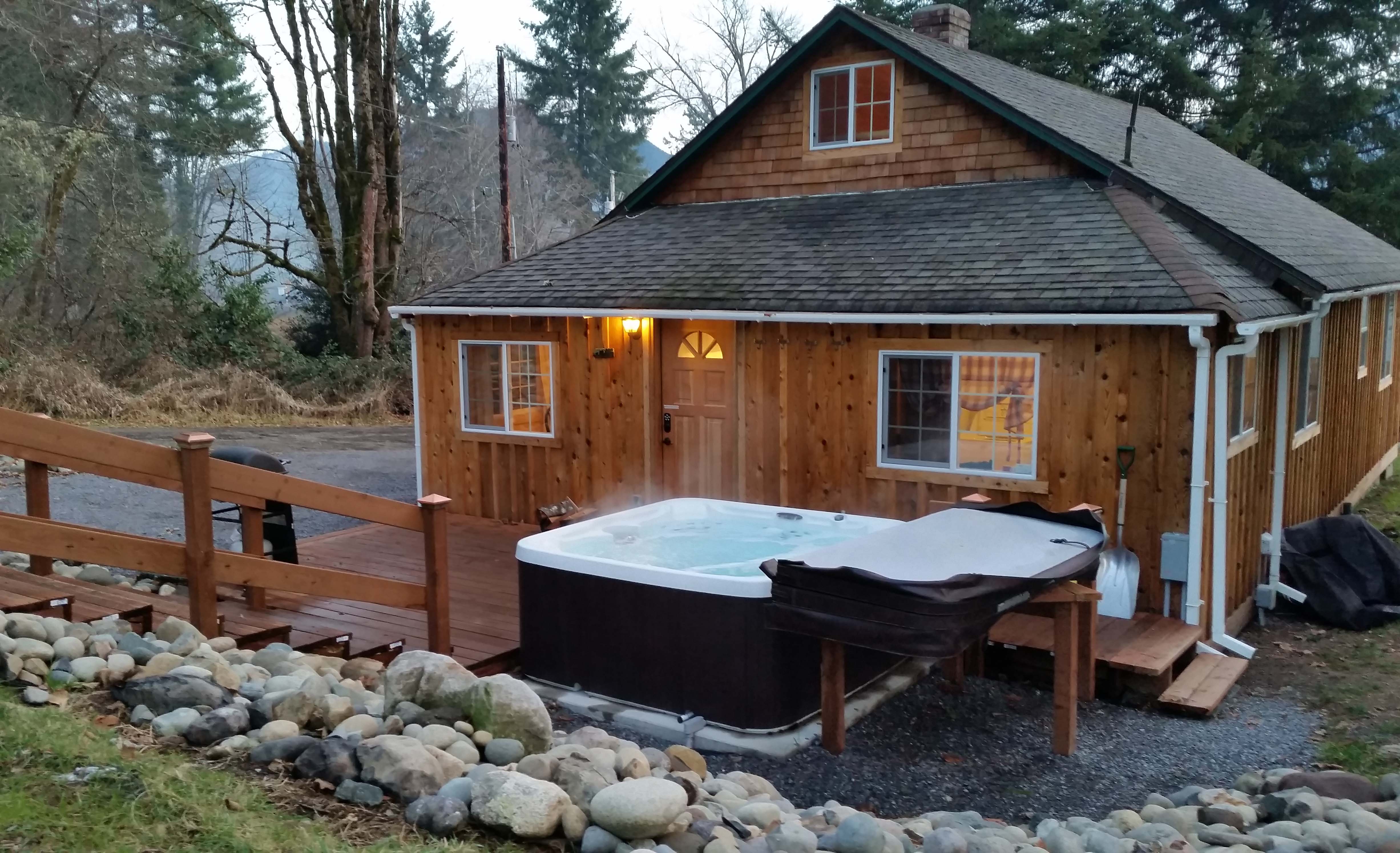 Indian Henry's Cabin, Hot Tub, Mt. Rainier Cabins for Rent in Ashford