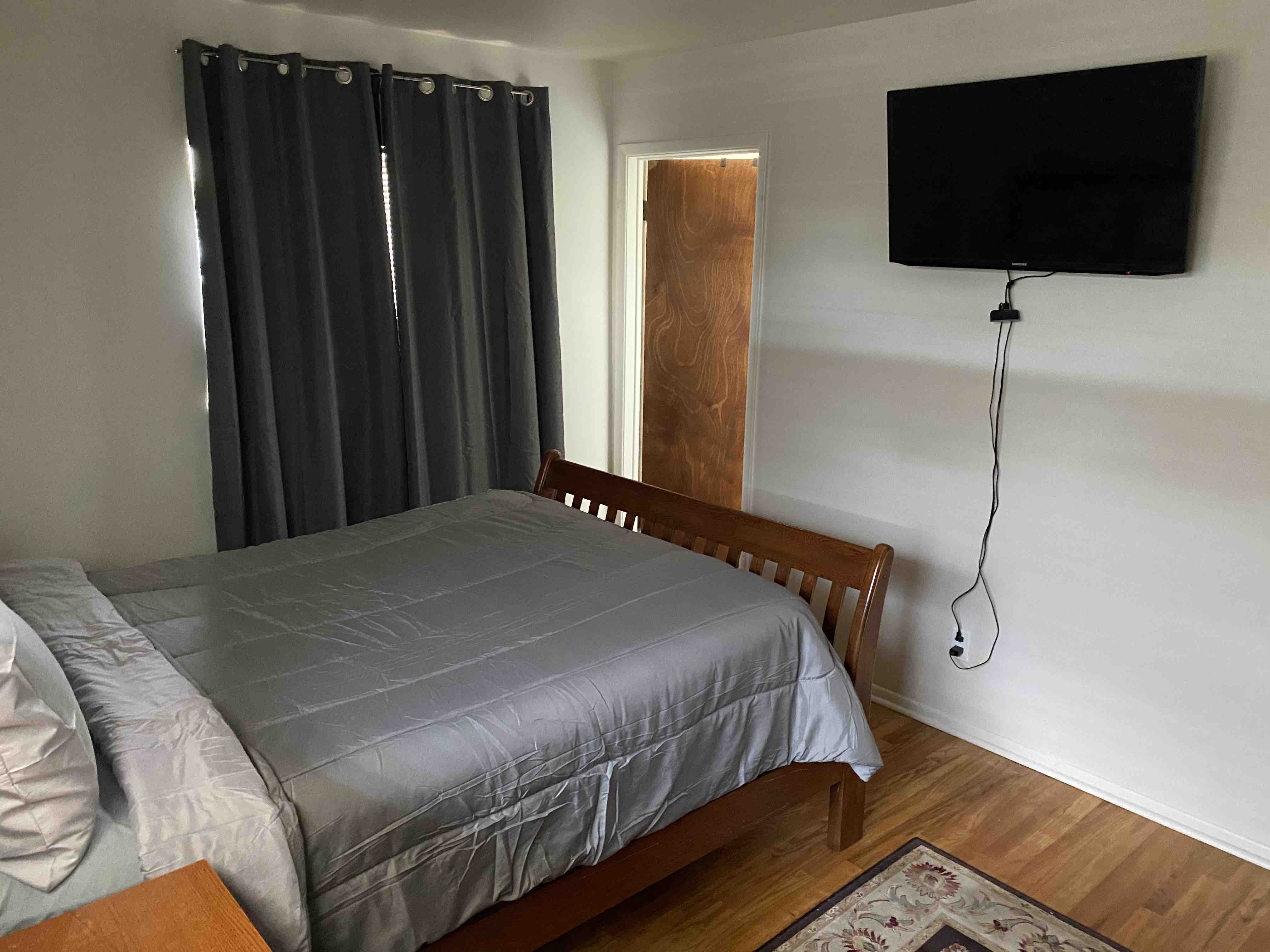 Hauptschlafzimmer mit eigenem Bad in Lakewood - Airbnb