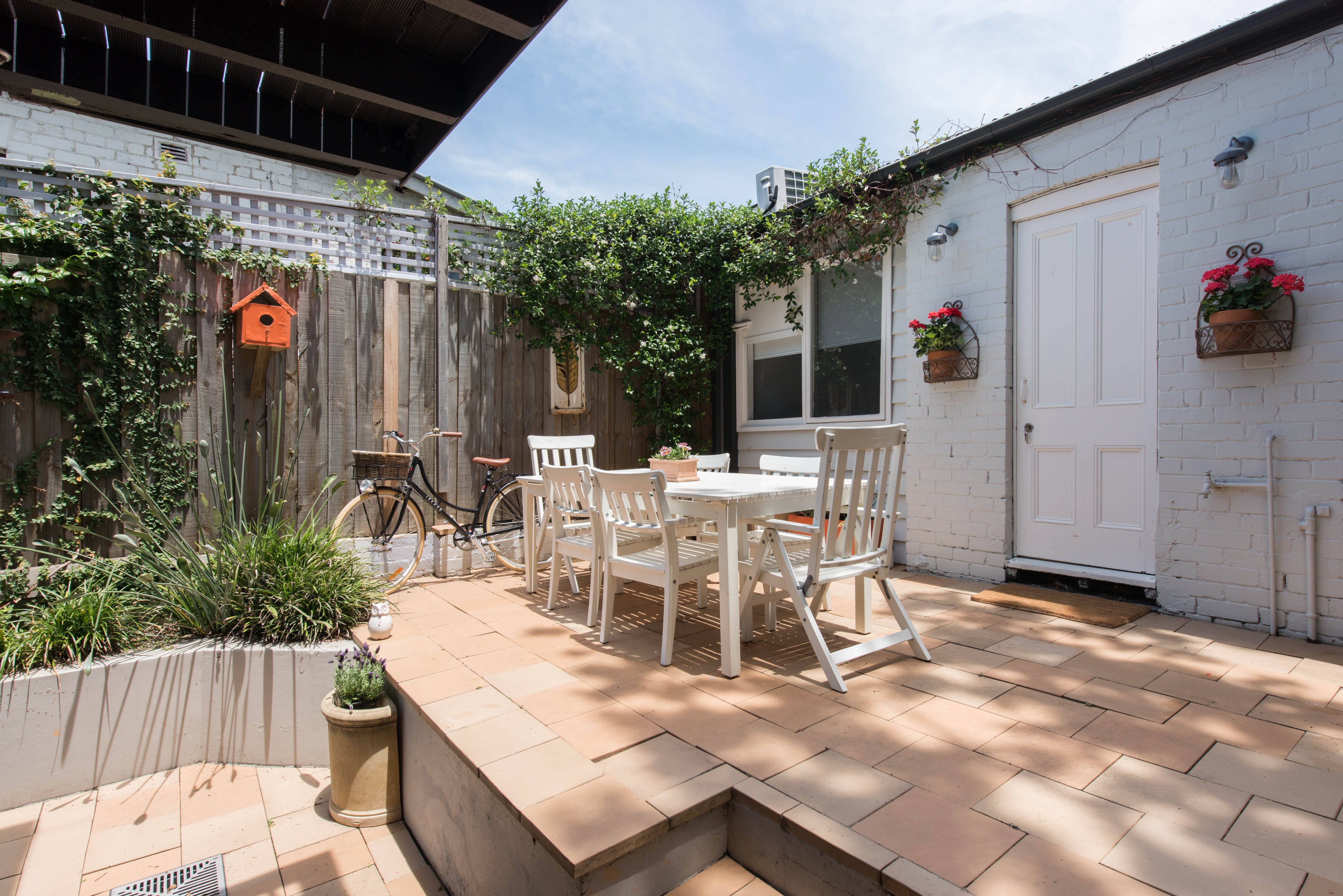 Contained studio with own access, 15 mins from CBD