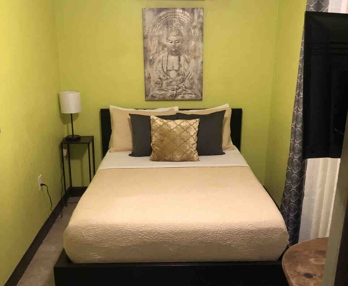 Petite Private Room w/Canal View in Spacious Home in Hollywood, Broward County