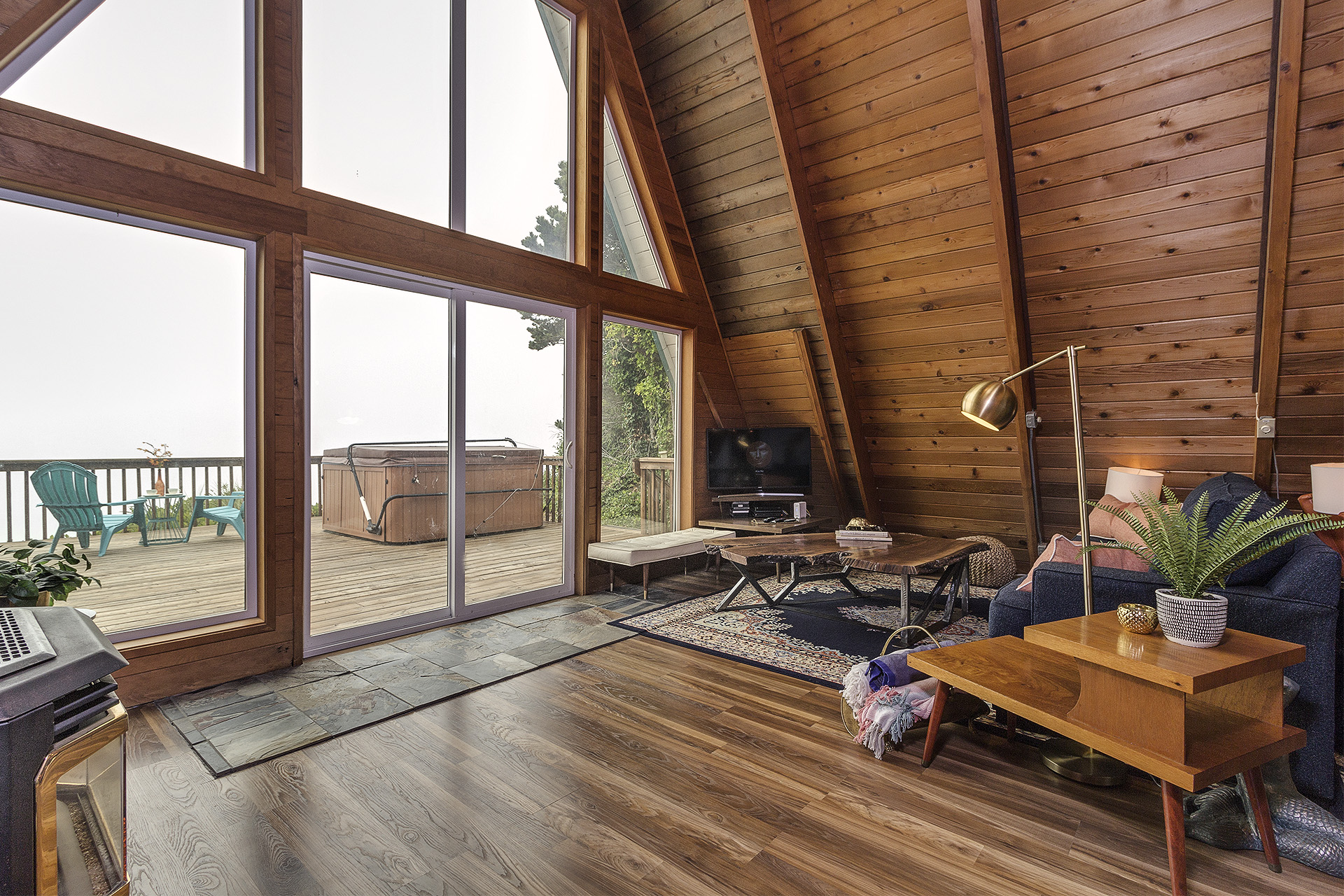 Salacia Chalet, Ocean Front AFrame w/hot tub. Cabins for Rent in