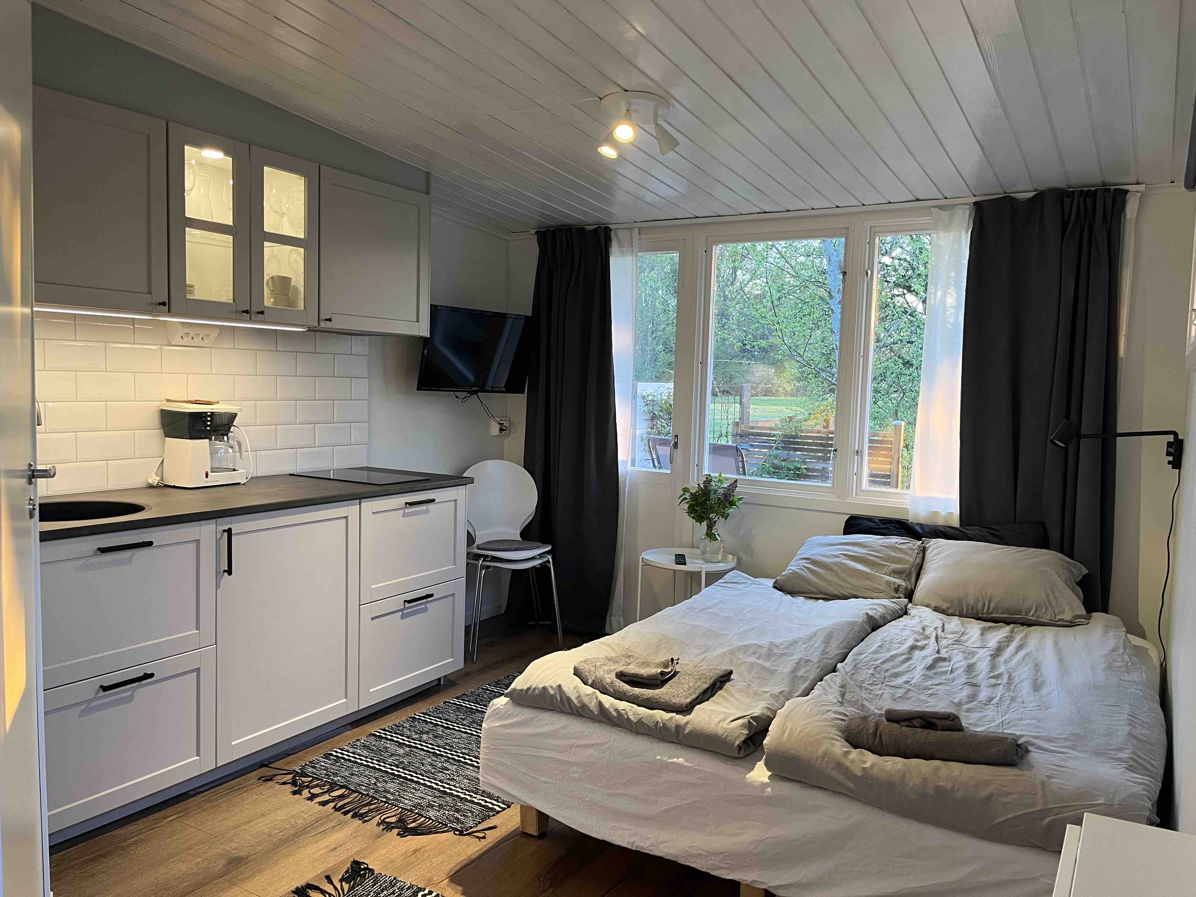 Fresh, cozy guest section with a sea view