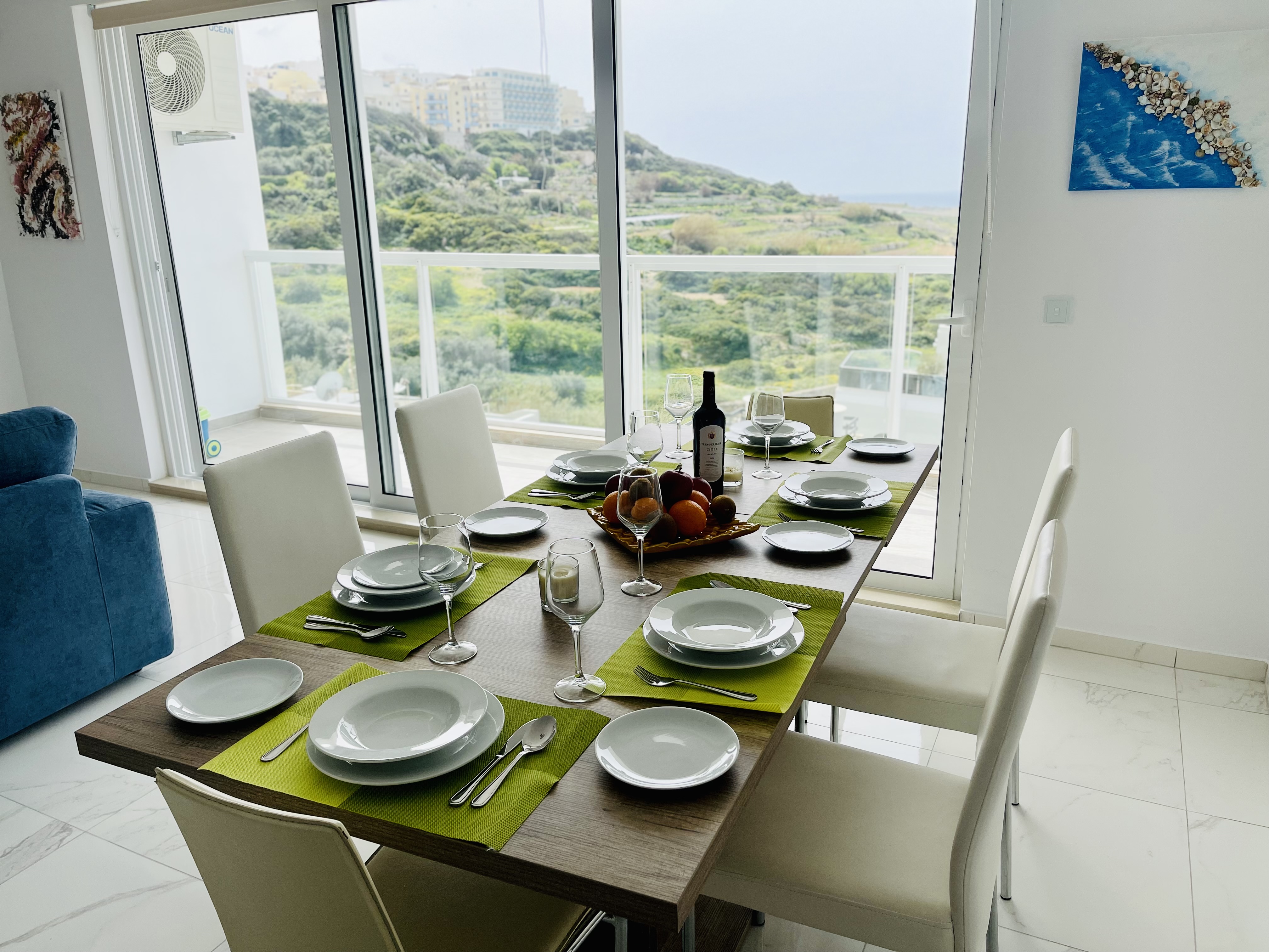 High-end apartment w/ 360 country & sea views
