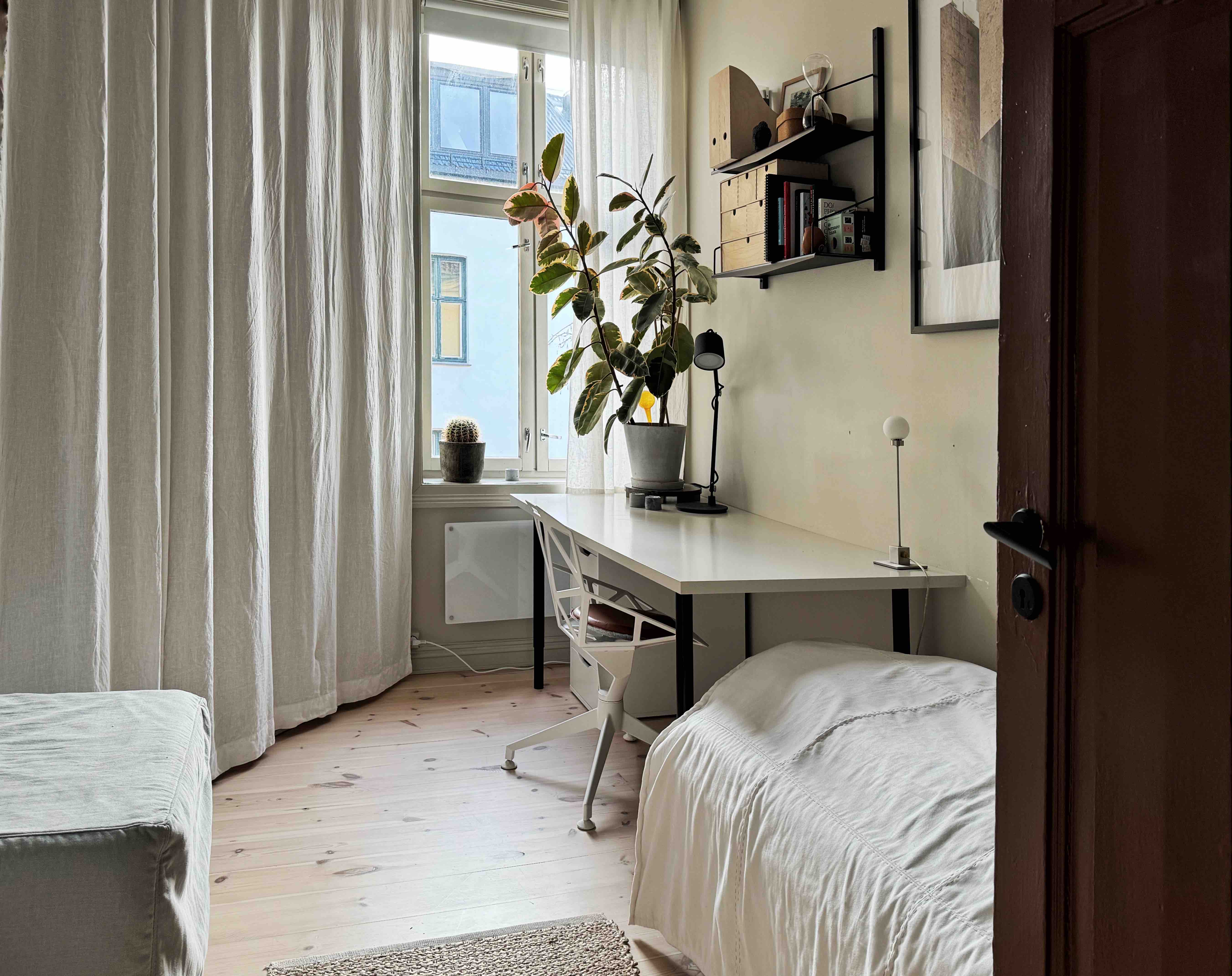 Cozy room in design apartment, central east side
