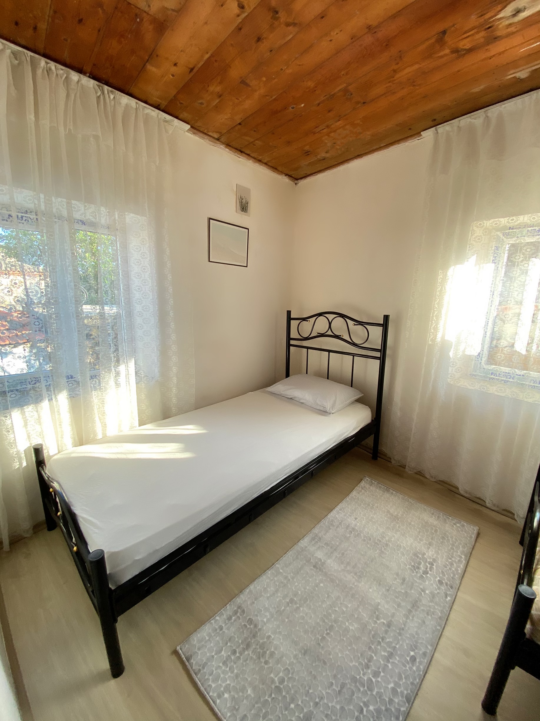 AYVALIK KÜÇÜKKÖY MERKEZDE MÜSTAKİL BAHÇELİ TAŞ EV Ayvalık şehrinde