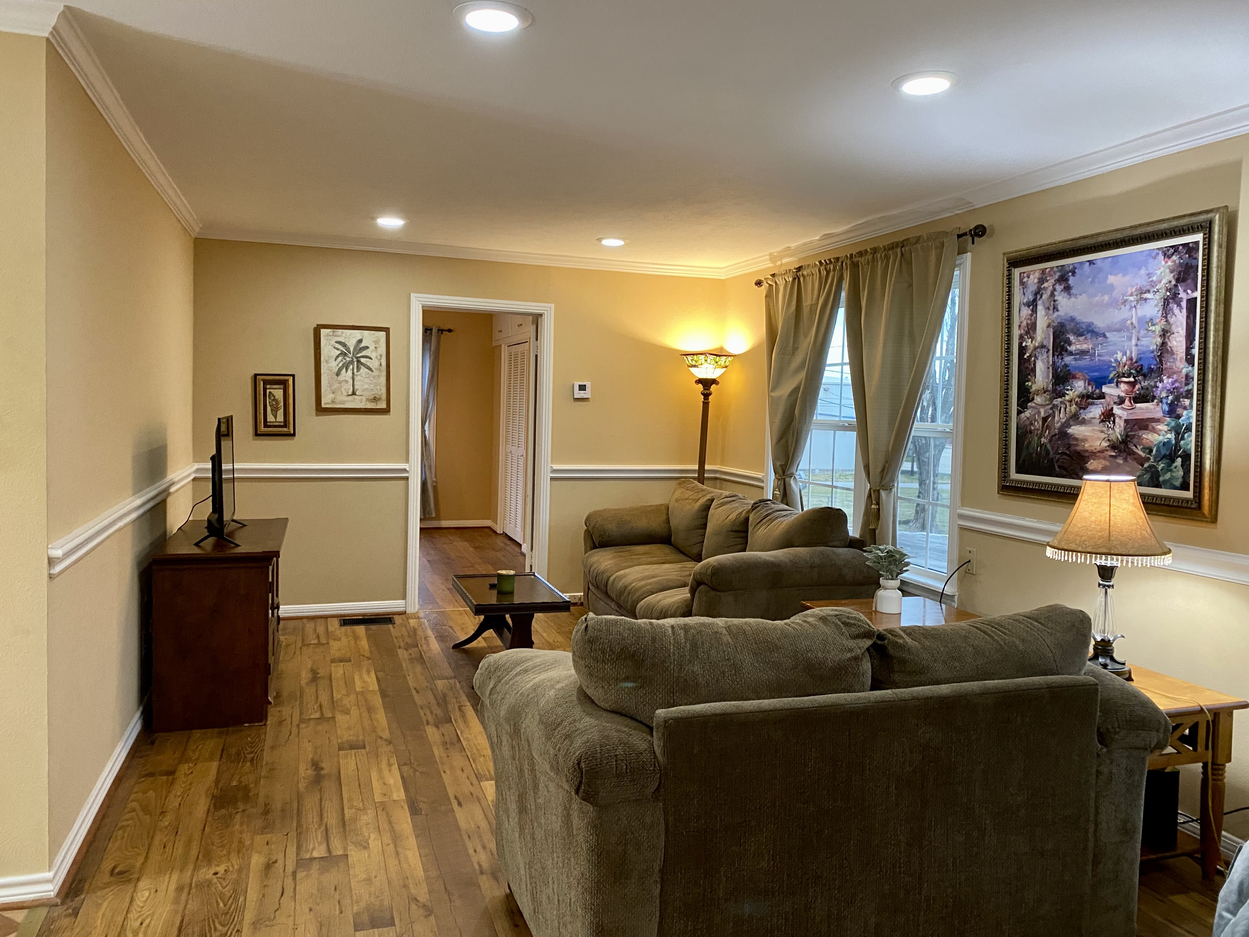 Spacious 2 bedrm garage apartment