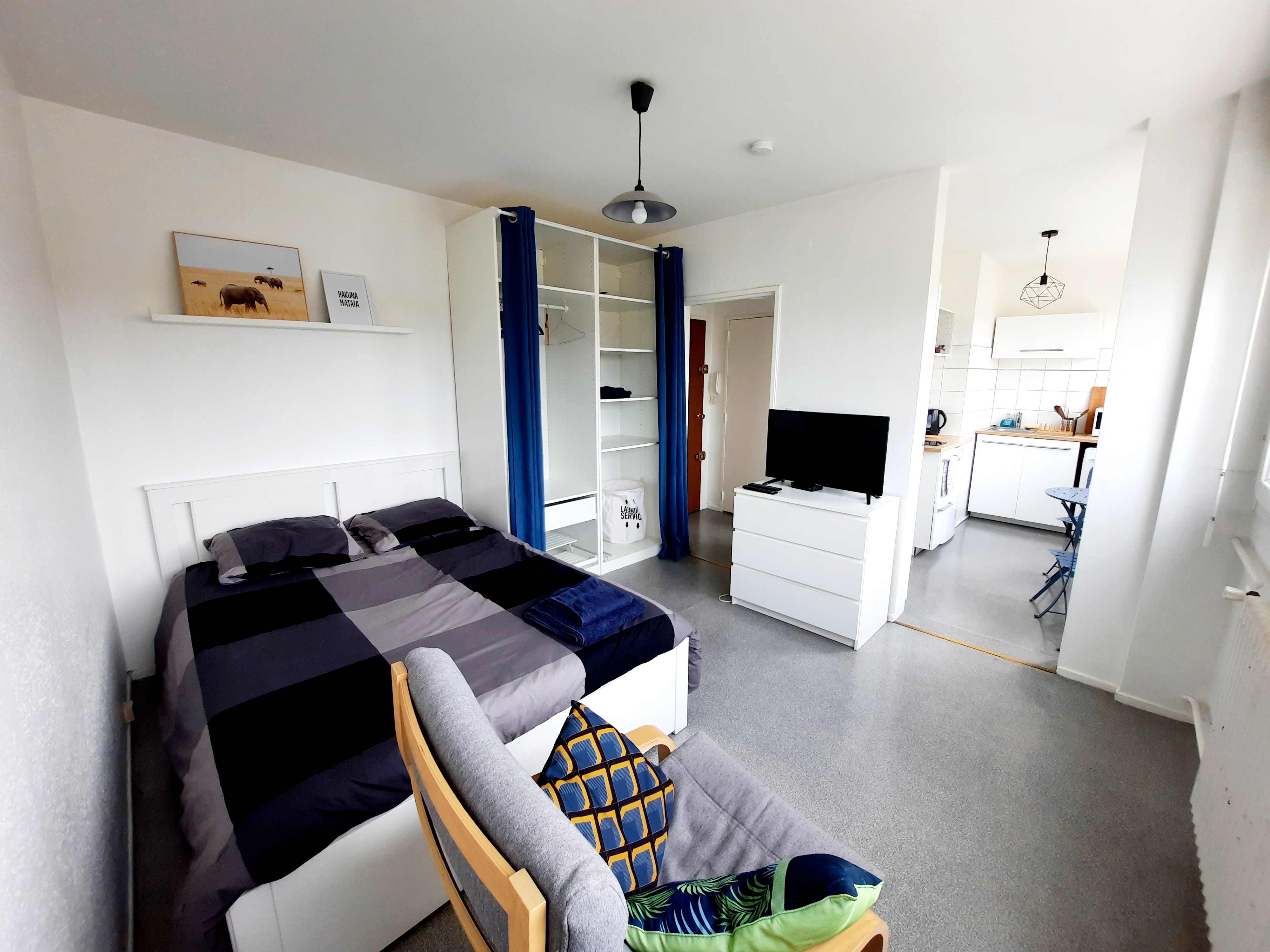 Bright apartment near train station