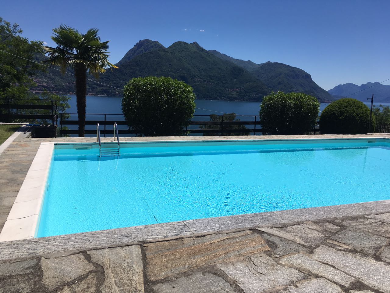 Small studio with pool and terrace lake view