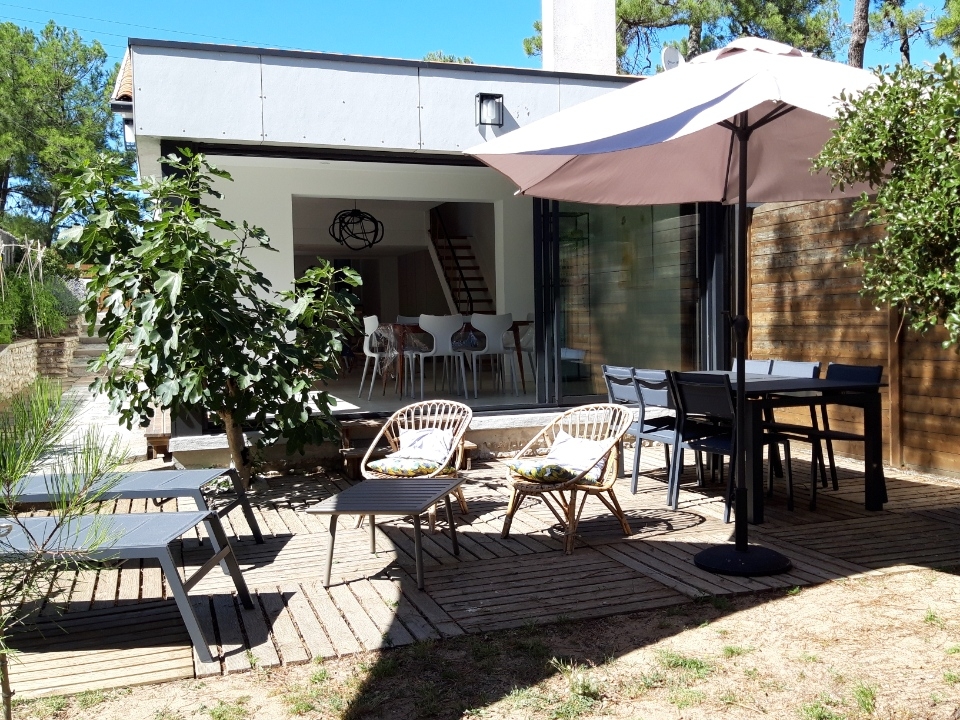 3 minutes walk from the sea, Villa under the pine trees.
