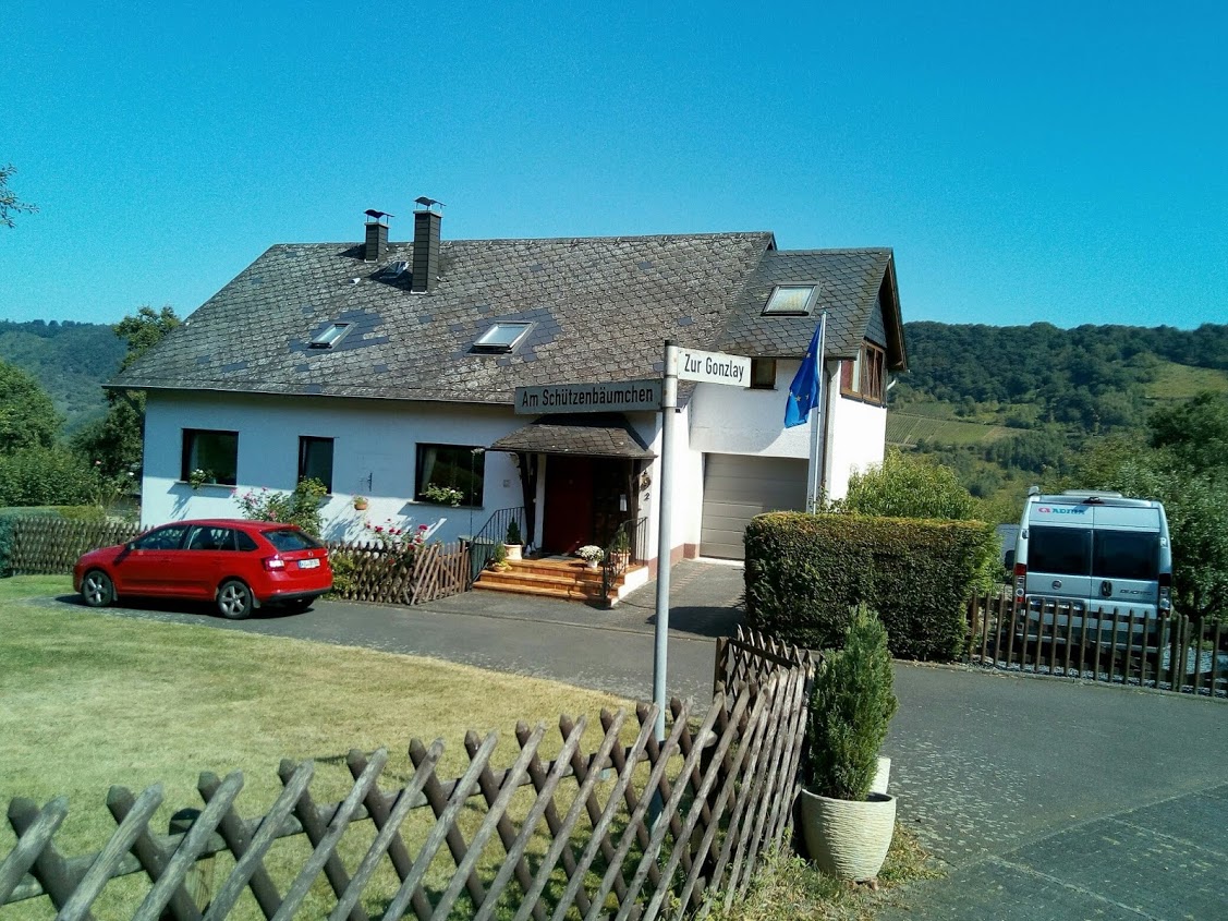 Quiet holiday flat with view of Mosel vineyards