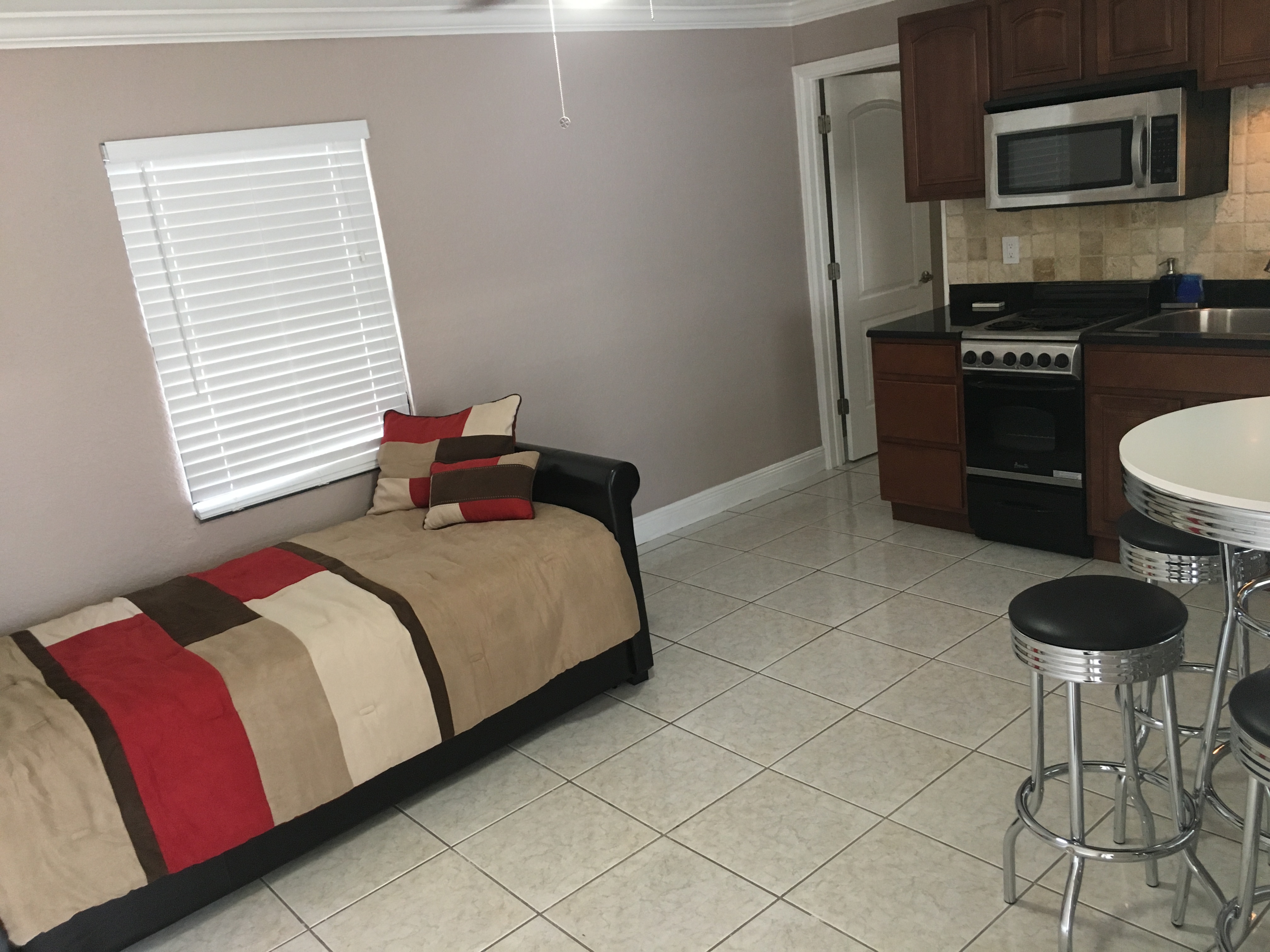 Independent Guest House in the Heart of Miami! Guesthouses for Rent