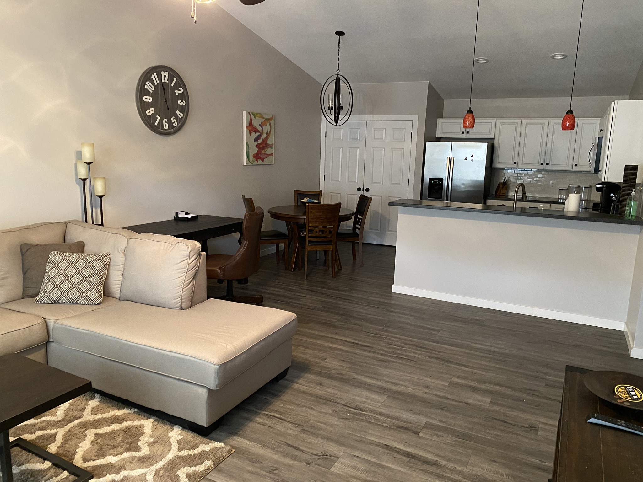 2 BR/2 BA apt new modern one level duplex near ESU