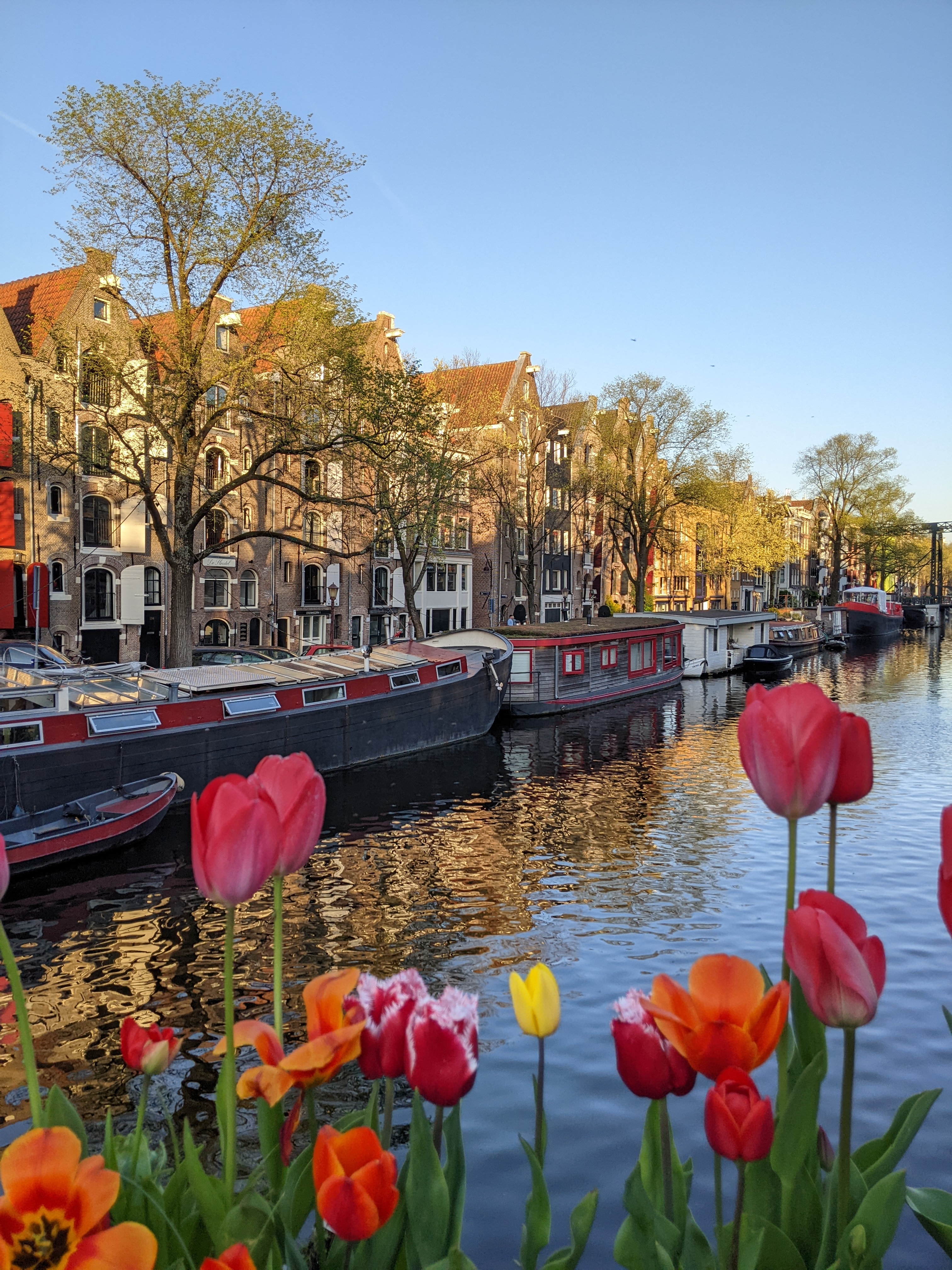 Room in 17th c. warehouse by canal with elevator