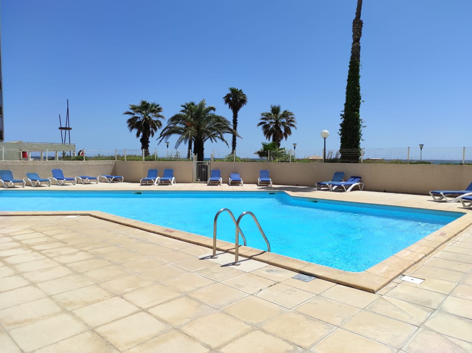 Apartment 4 people air-conditioned private pkg 30 m beach